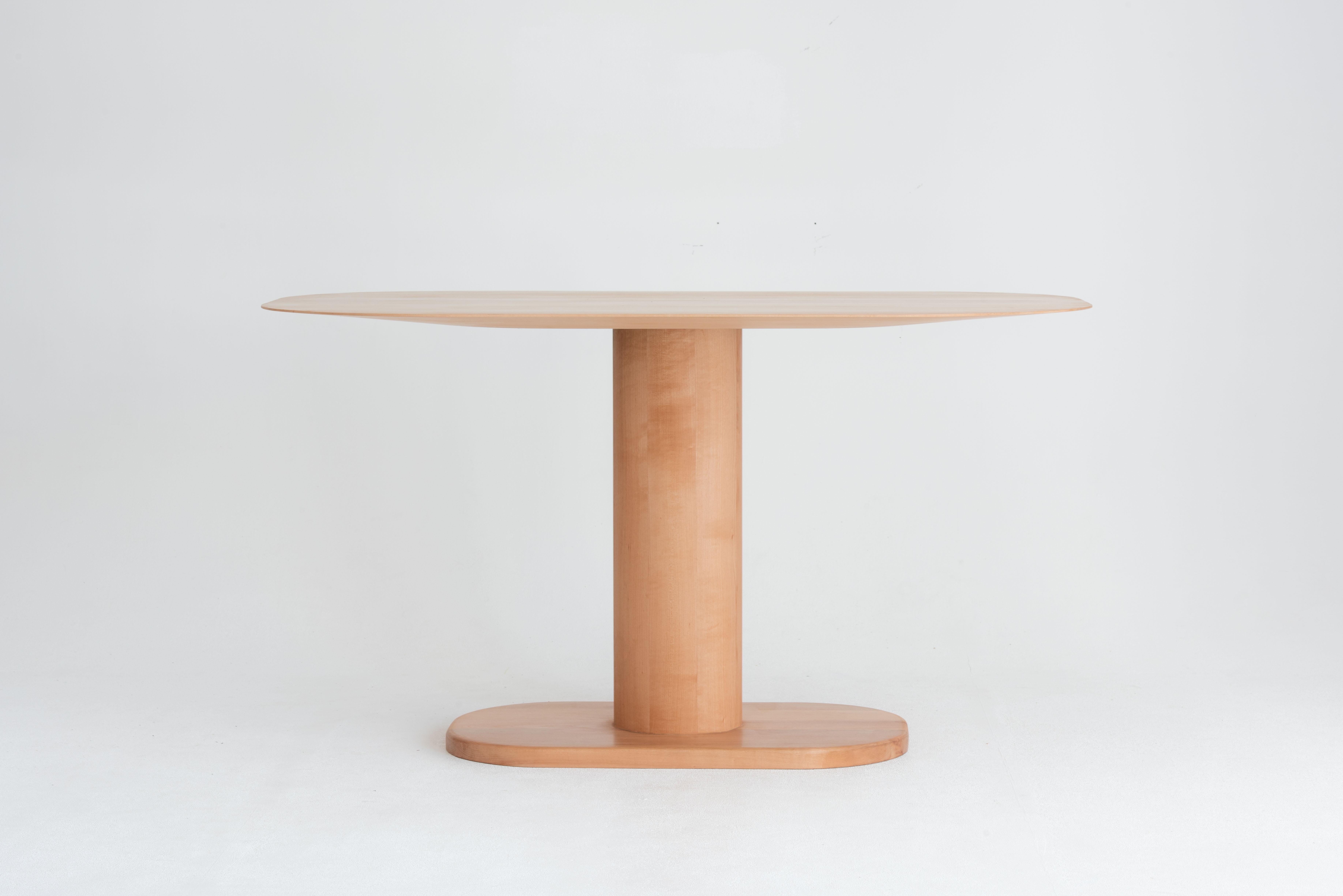 Fait main Table à manger Arcadia  Table ovale minimaliste en Beeche massif par Studio Yann Gandon en vente