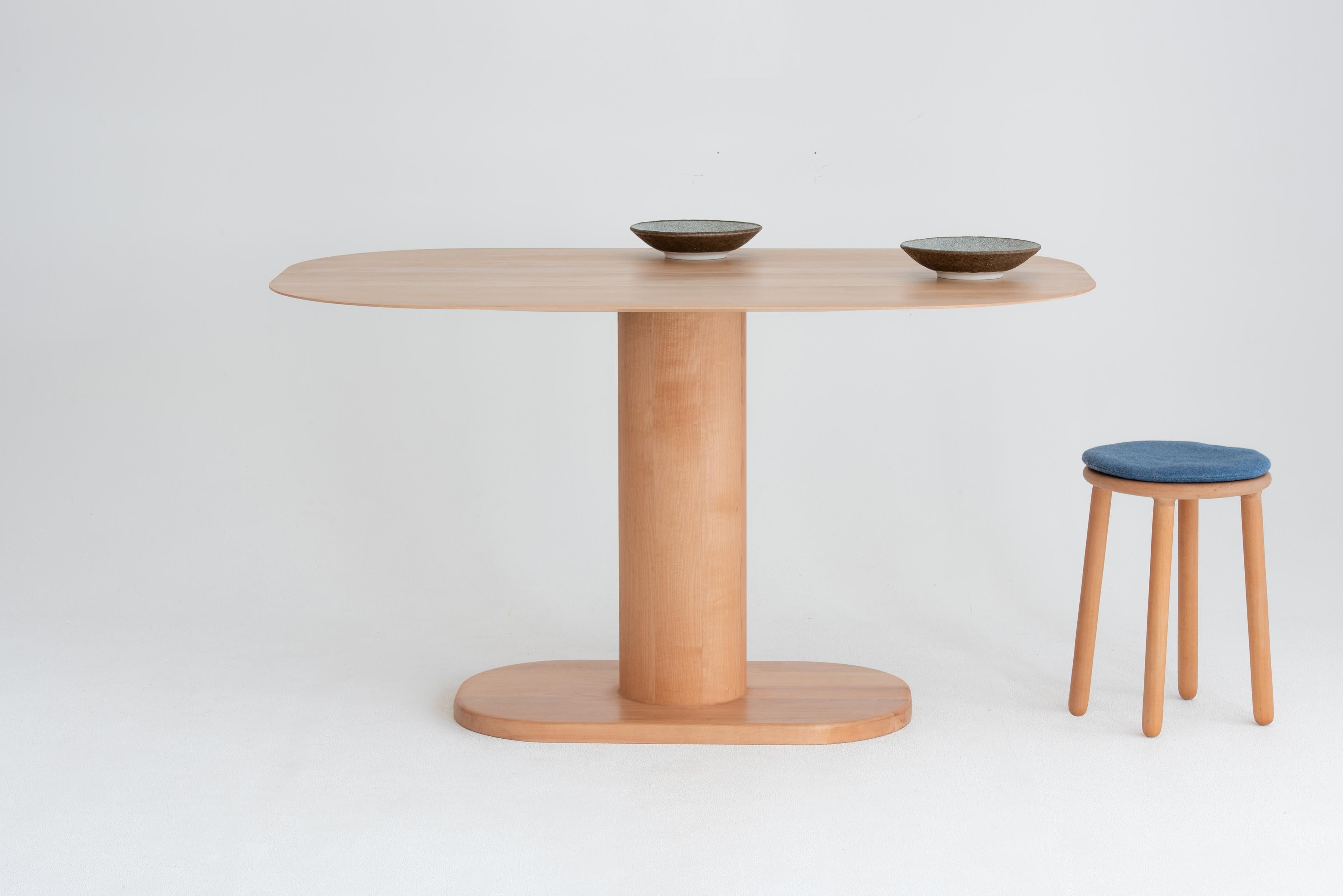 XXIe siècle et contemporain Table à manger Arcadia  Table ovale minimaliste en Beeche massif par Studio Yann Gandon en vente