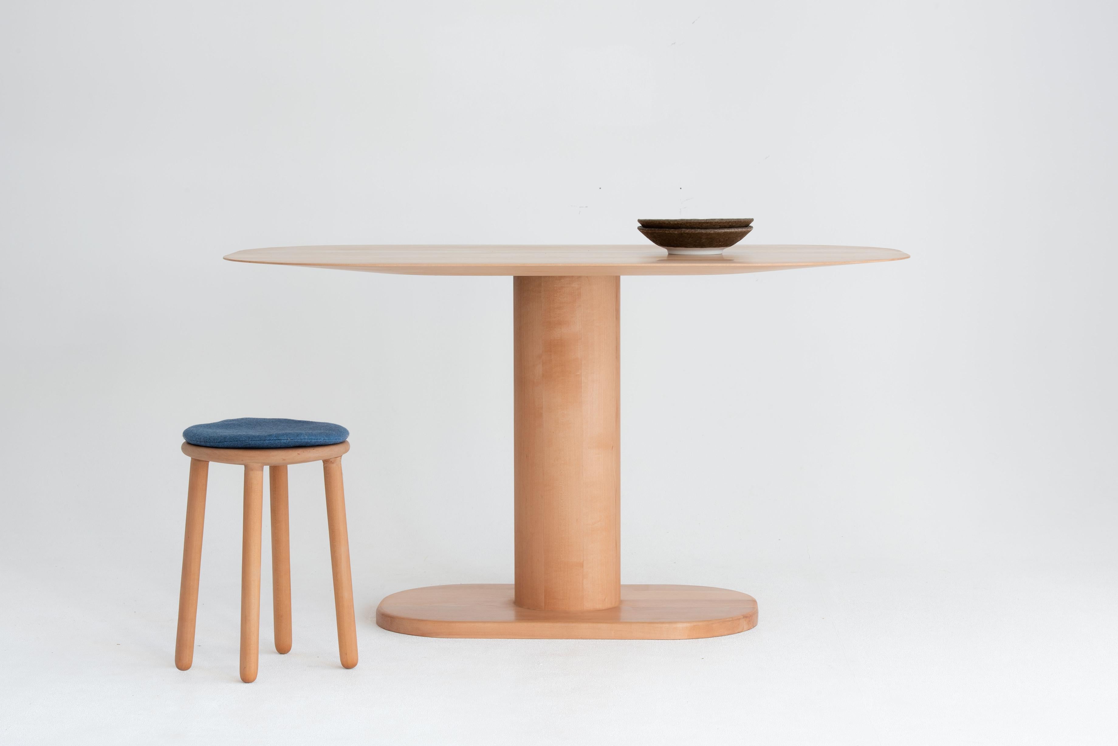 Acier Table à manger Arcadia  Table ovale minimaliste en Beeche massif par Studio Yann Gandon en vente