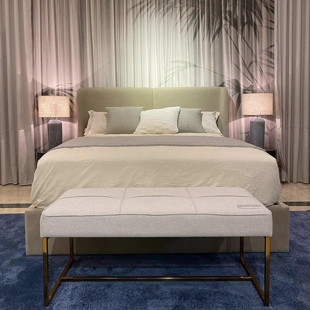Arcadia King Size-Bett, handgefertigt aus dem eigenen Material der Kunden (21. Jahrhundert und zeitgenössisch) im Angebot