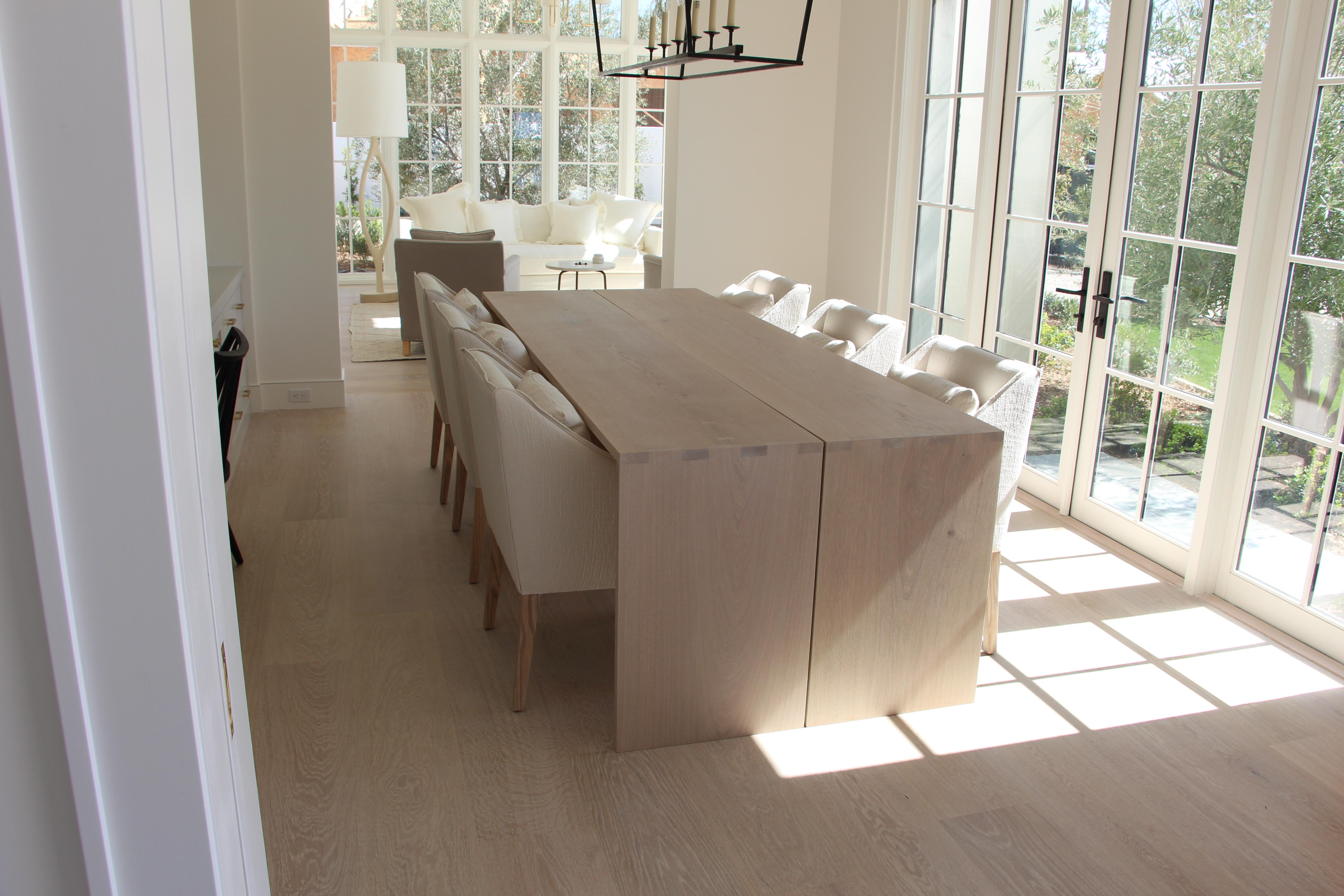 Bois de feuillus Table de salle à manger ou de conférence « Arcadia » en chêne blanc minimaliste en forme de cascade en vente