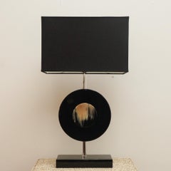 Lampada da tavolo Arcahorn in lacca nera con medaglione in corno