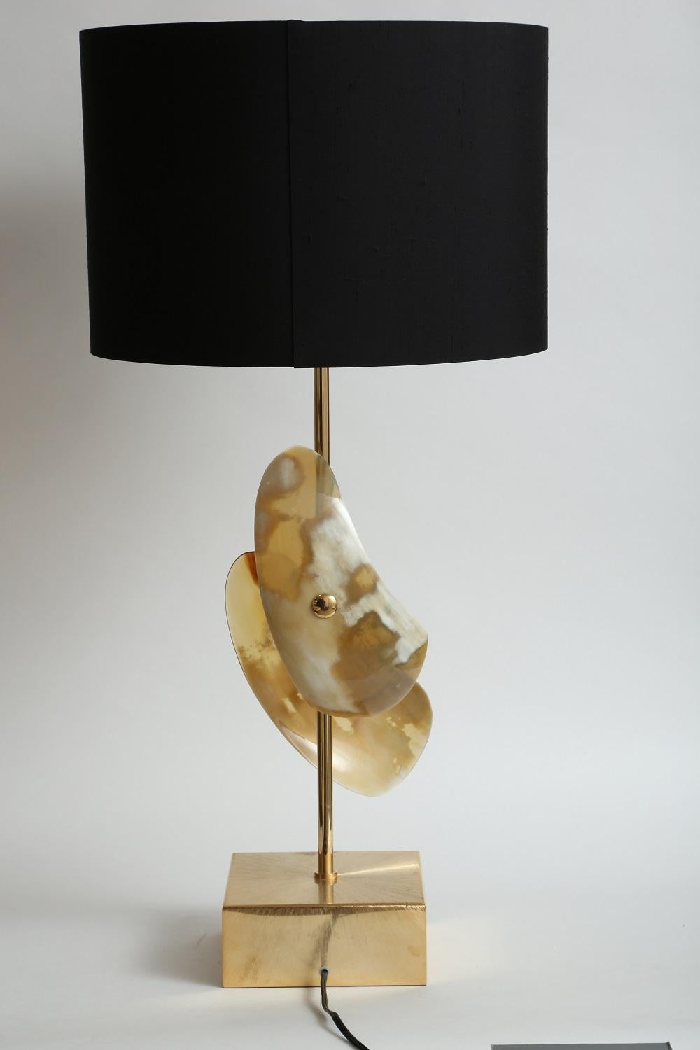 Arcahorn Table Lamp with Horn Details and Brushed Gilded Brass Base For Sale 4