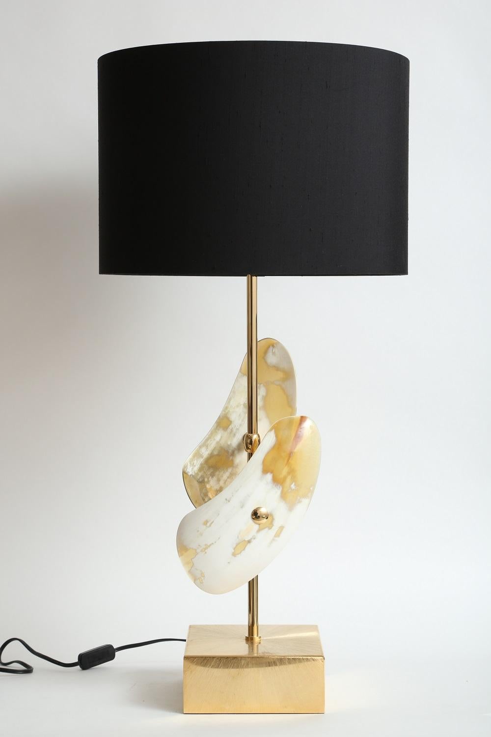 Modern Arcahorn Table Lamp with Horn Details and Brushed Gilded Brass Base For Sale
