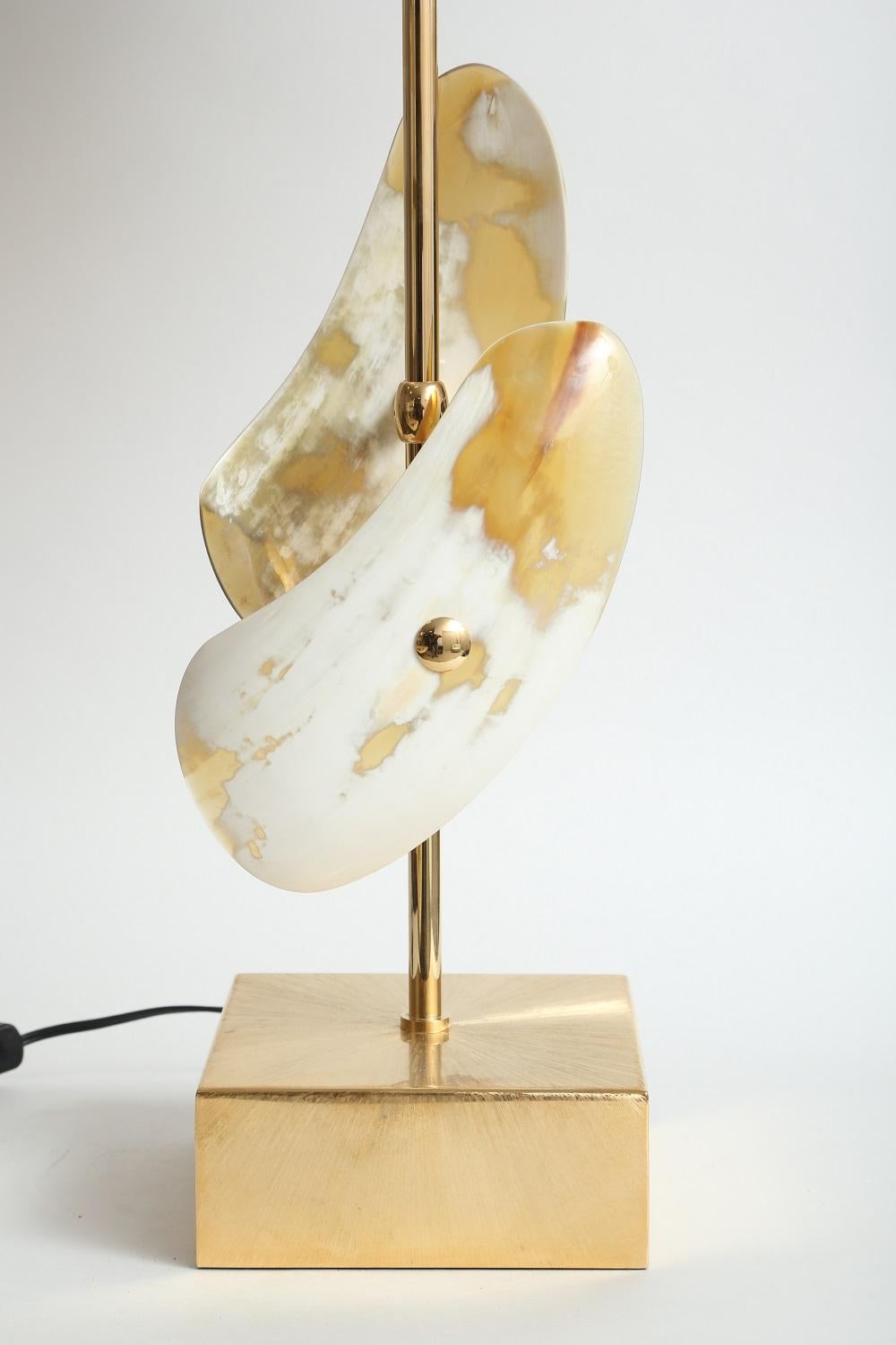 Italian Arcahorn Table Lamp with Horn Details and Brushed Gilded Brass Base For Sale