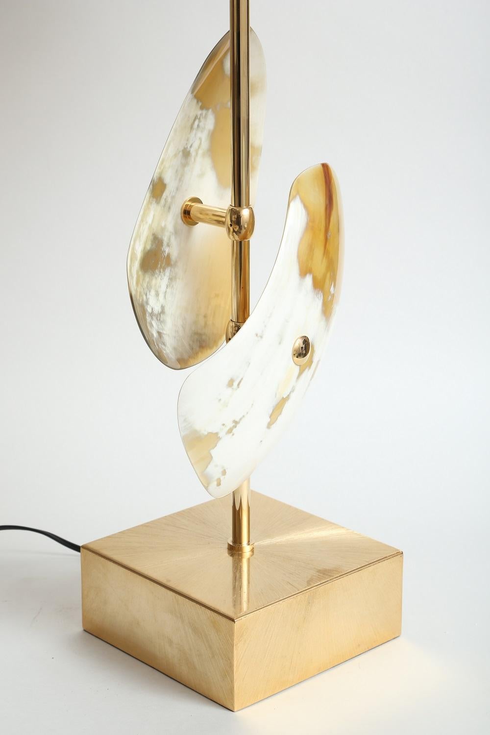 Arcahorn Table Lamp with Horn Details and Brushed Gilded Brass Base For Sale 2