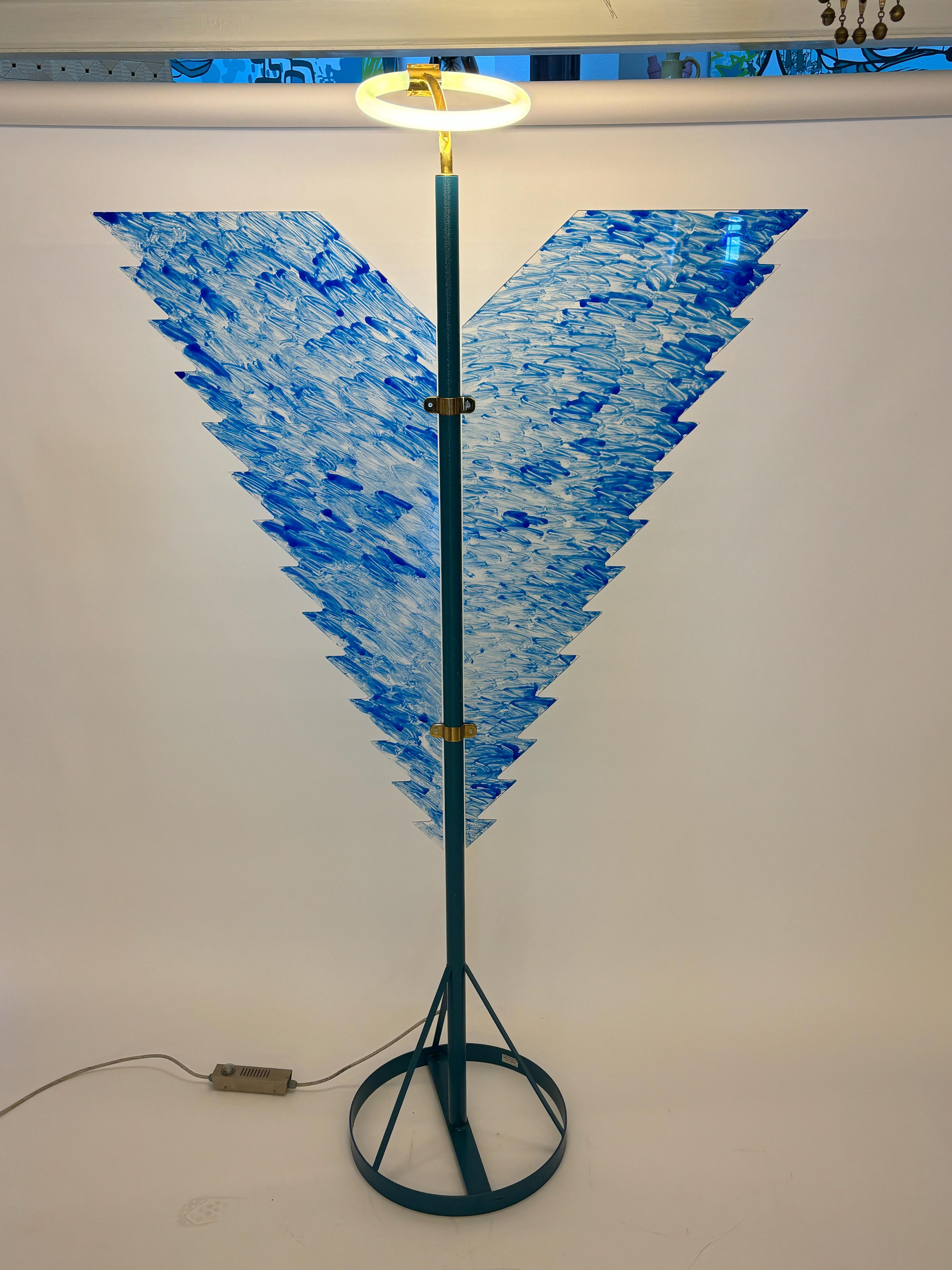 Lampadaire Arcangelo Metropolitano, conçu par Ugo La Pietra. en 2007, pour Lumen Center, construction sculpturale sur une base en métal peint, ailes en méthacrylate transparent décorées à la main avec de l'ename vitreux. Avec le Label d'origine.