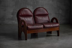 Love Seat Arcata par Gae Aulenti, noyer et cuir bourgogne, 1968
