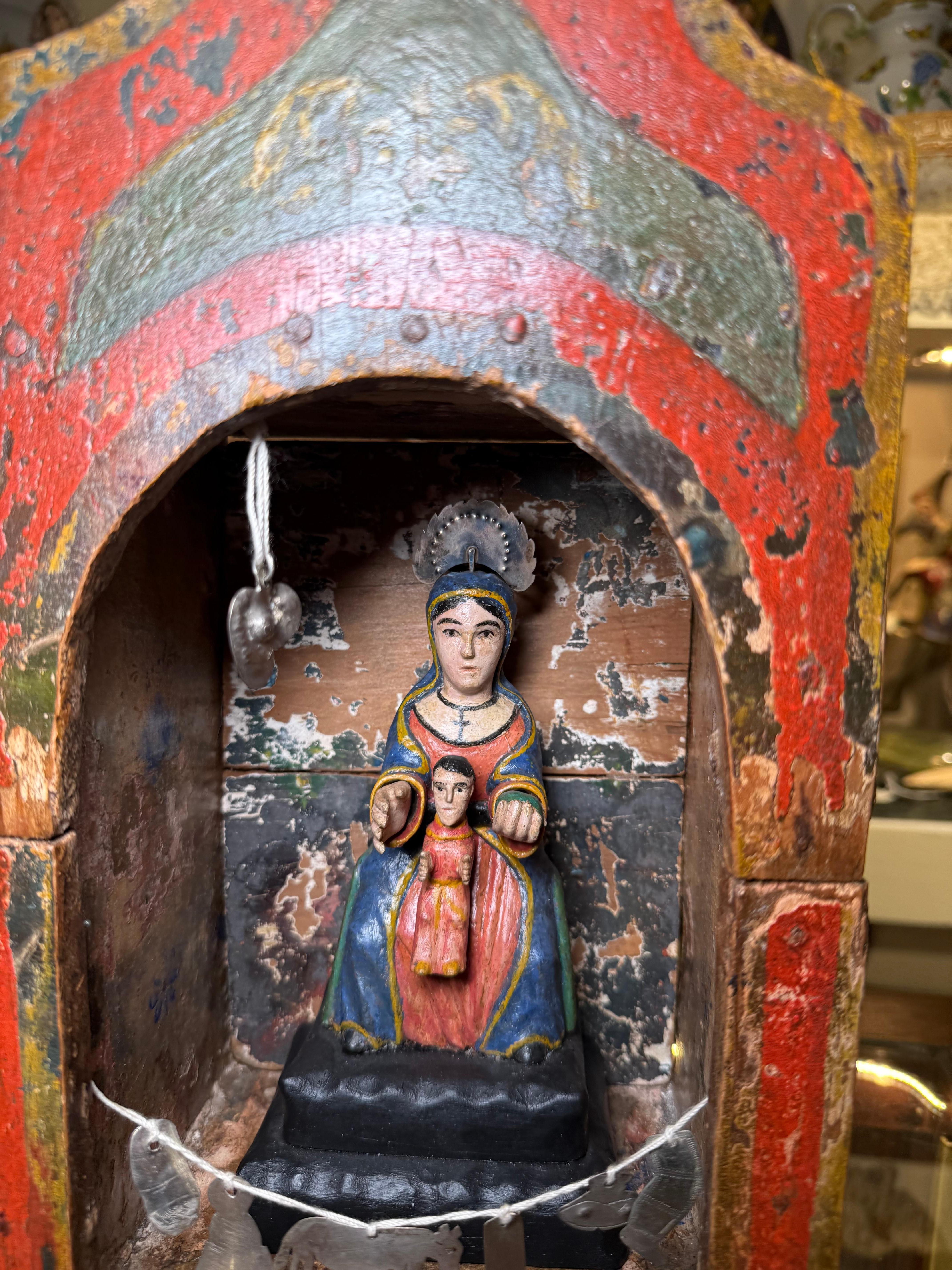 Arce Santos De Palo/ Scultura in legno intagliato a mano della Vergine di Monserrat con nicchia in vendita 8