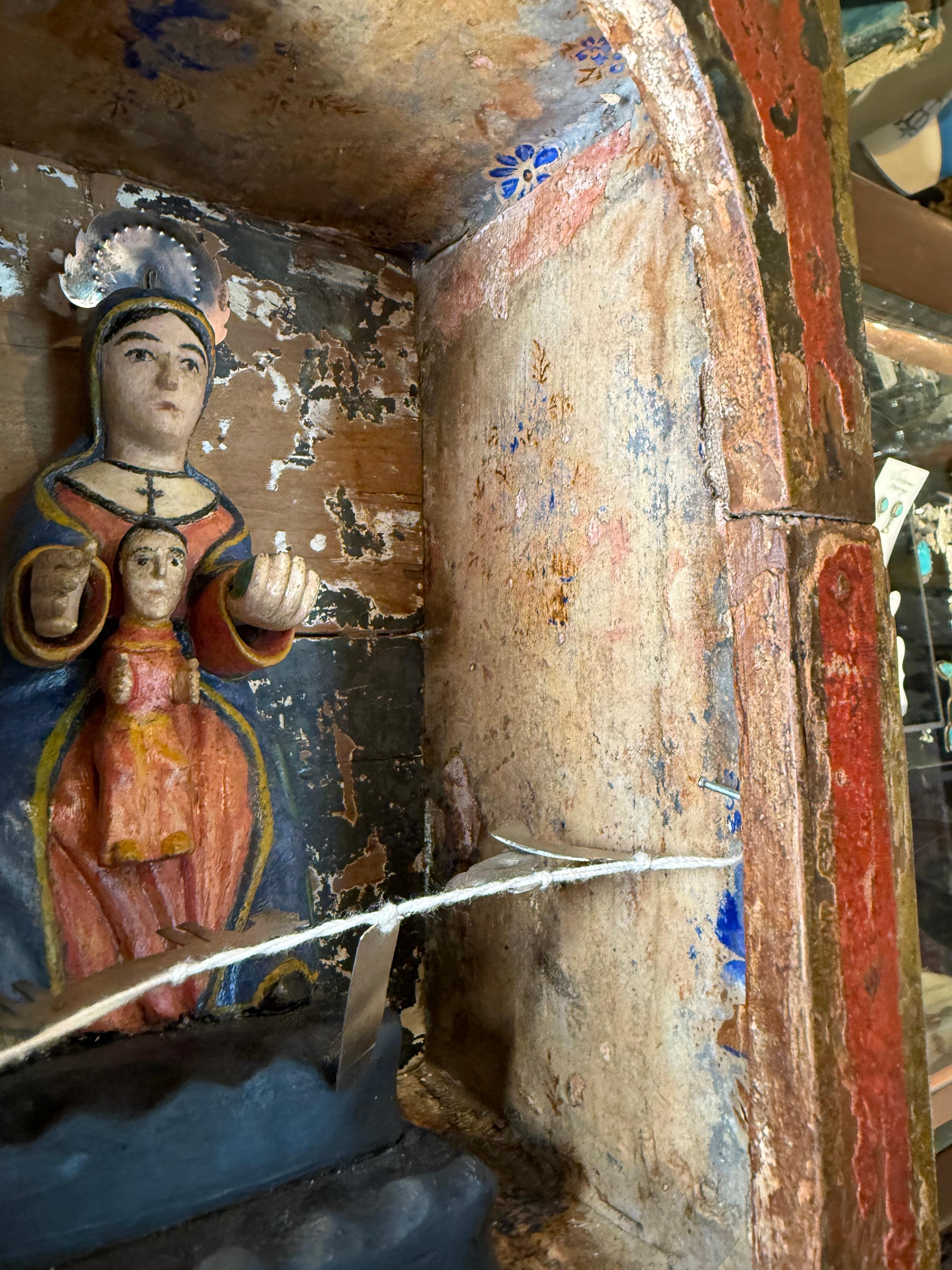 Arce Santos De Palo/ Scultura in legno intagliato a mano della Vergine di Monserrat con nicchia in vendita 11