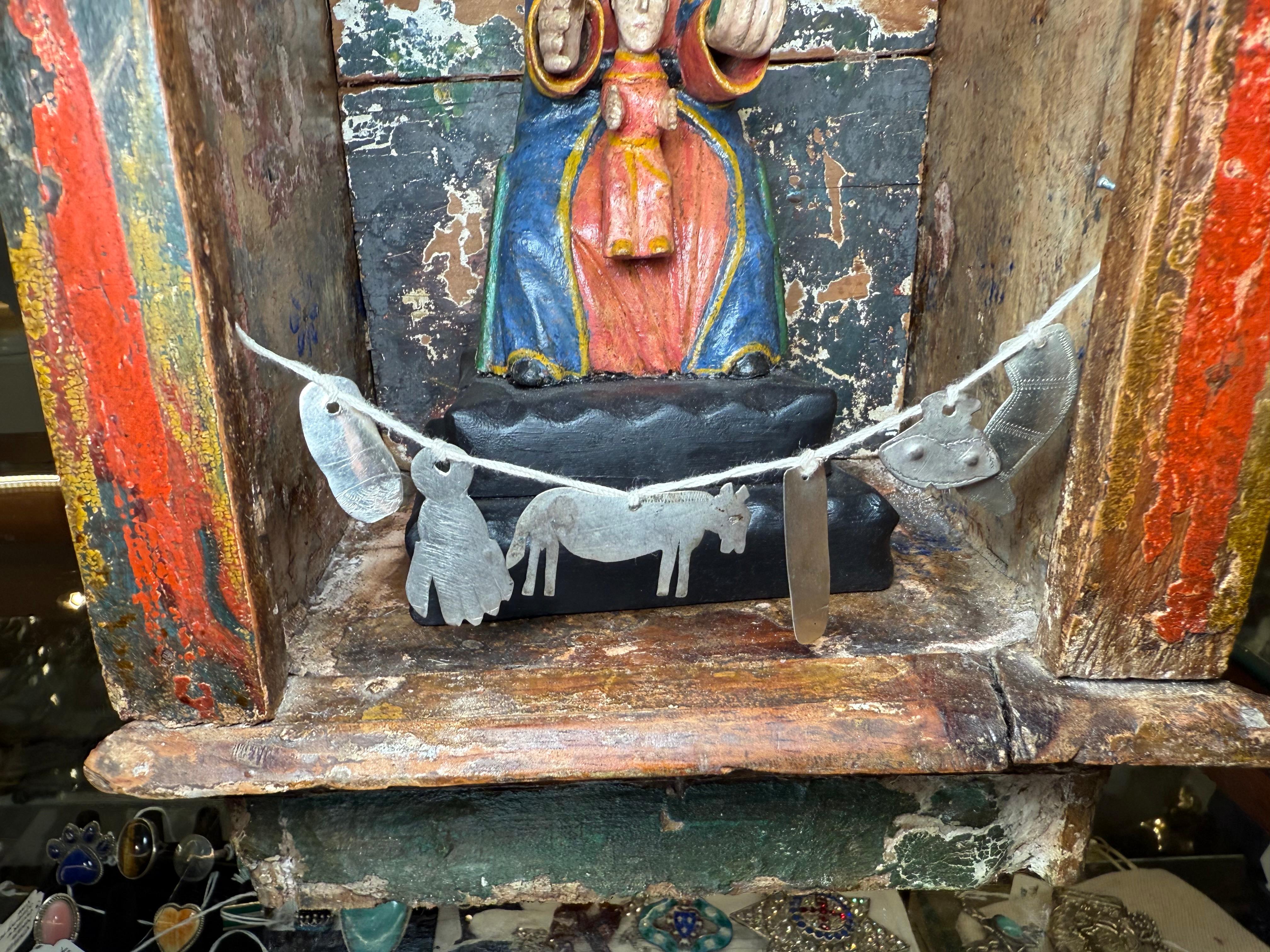 Arce Santos De Palo/ Scultura in legno intagliato a mano della Vergine di Monserrat con nicchia in vendita 12