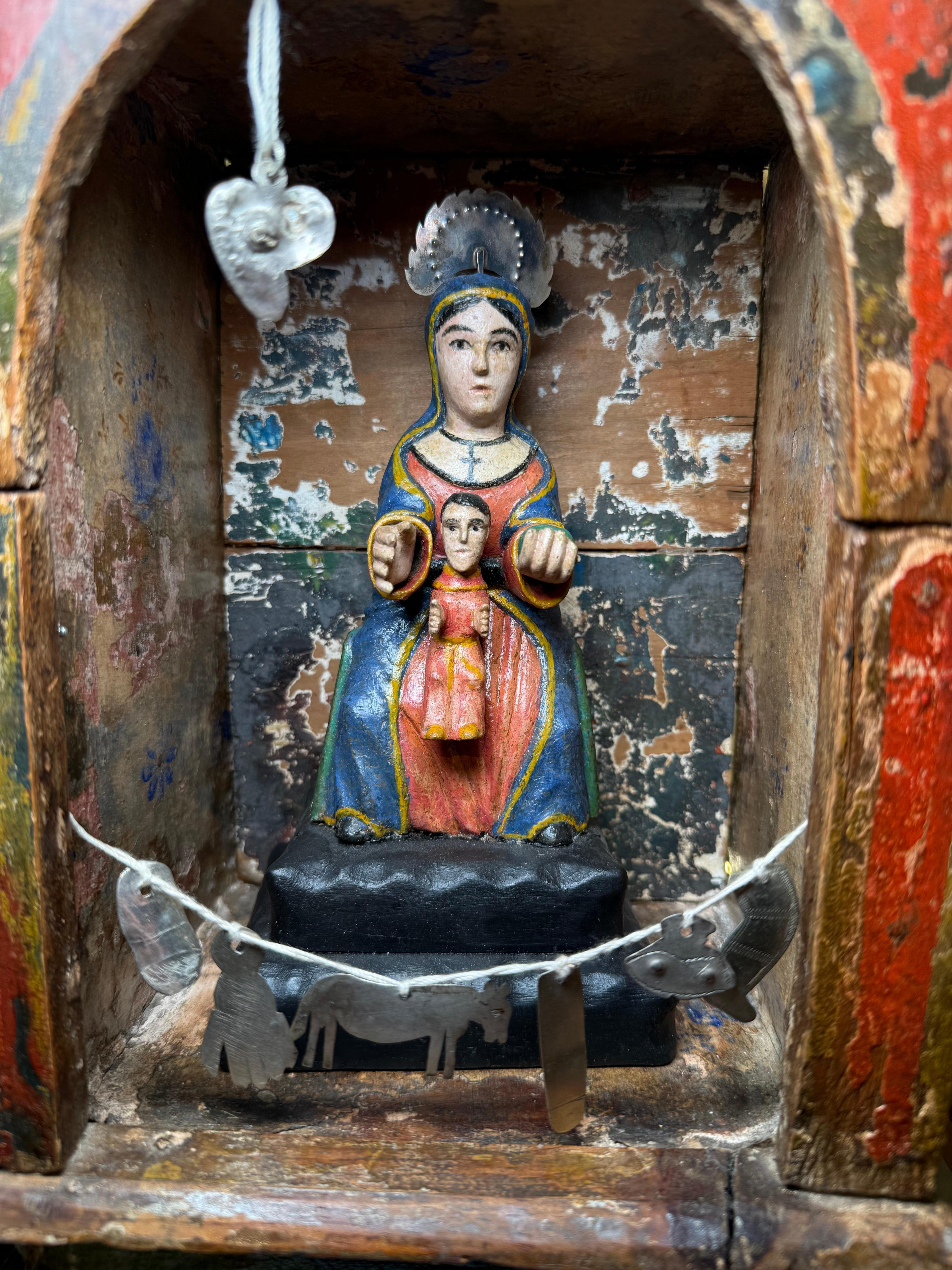 Arce Santos De Palo/ Scultura in legno intagliato a mano della Vergine di Monserrat con nicchia in vendita 13
