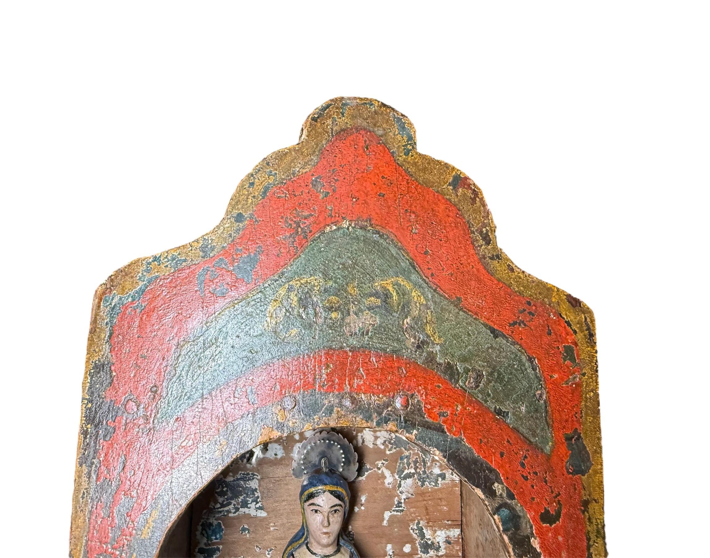 Arce Santos De Palo/ Scultura in legno intagliato a mano della Vergine di Monserrat con nicchia in vendita 1