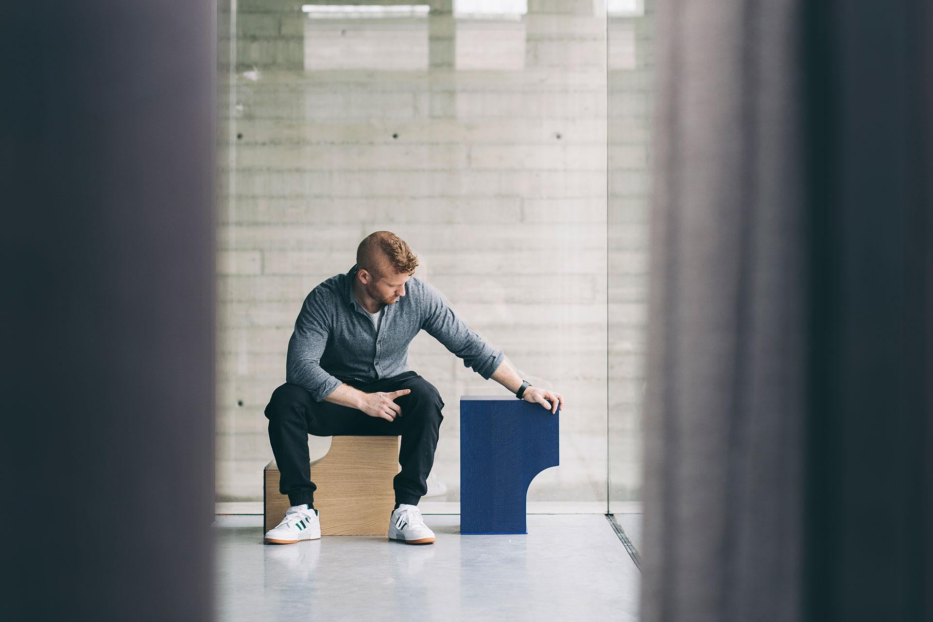 Zeitgenössischer Blockbogen-Hocker oder Beistelltisch, Eschenholz natur, belgisches Design (Lackiert) im Angebot