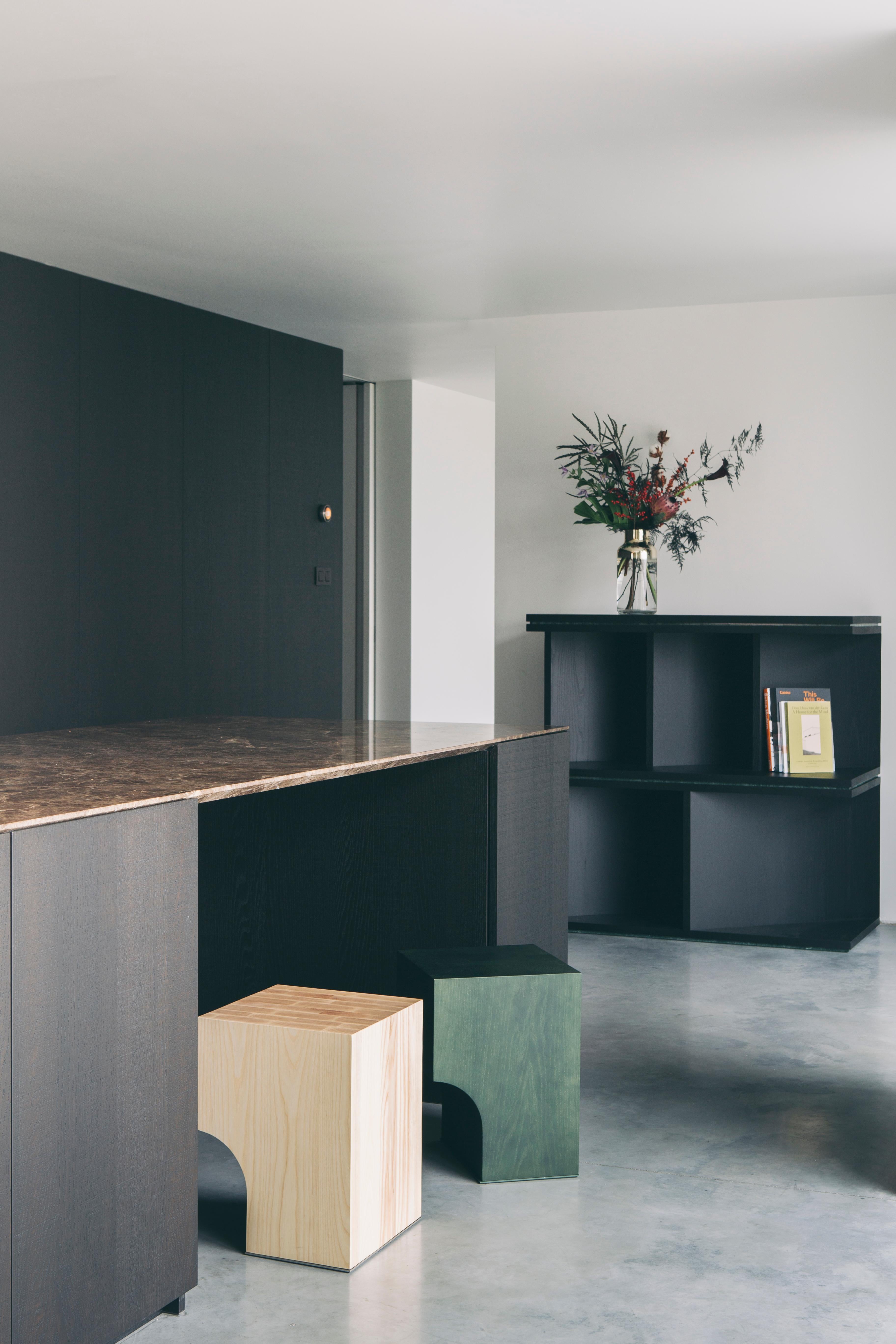 Sgabello o tavolino contemporaneo ad arco a blocchi, legno di frassino naturale, design belga In condizioni buone in vendita a Antwerp, Antwerp