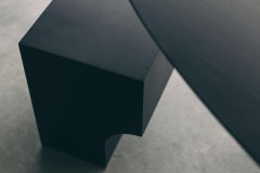 Tavolino con sgabello a blocco contemporaneo, legno di quercia tinto di nero, design belga