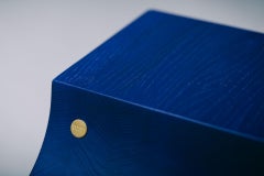 Table d'appoint contemporaine en arc de cercle avec tabouret en bois de chêne teinté bleu, design belge