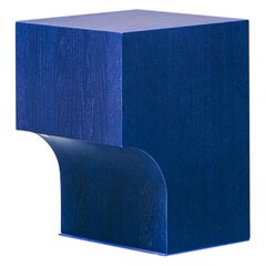 Table d'appoint contemporaine en arc de cercle avec tabouret en bois de chêne teinté bleu, design belge