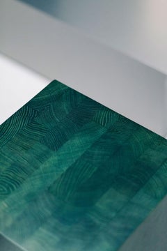 Table d'appoint contemporaine en arc de cercle avec tabouret en bois de chêne teinté vert, design belge