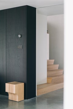 Sgabello o tavolino contemporaneo ad arco a blocchi, in legno di quercia naturale, design belga