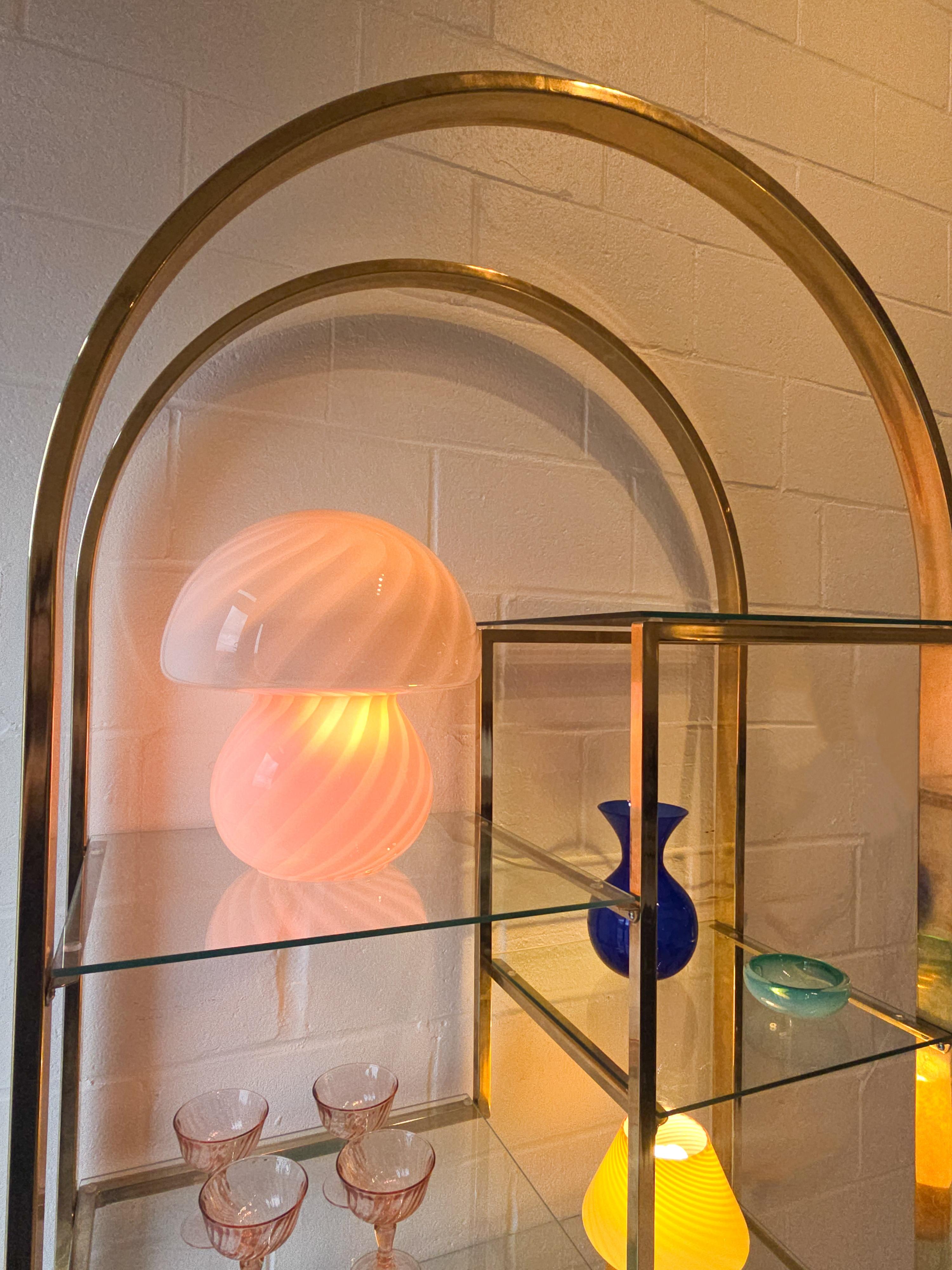 Expositor Estantería de Pared Arco Latón y Cristal en Bastante bueno estado para la venta en Toronto, ON
