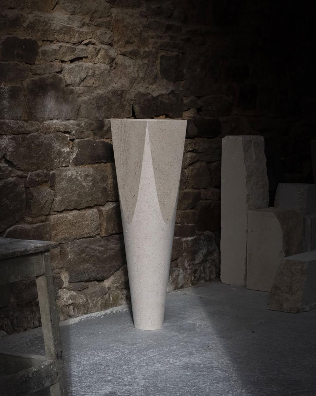 Pierre Colonne en pierre blanche à surface plane tridimensionnelle The Pedestal de Frédéric Saulou en vente