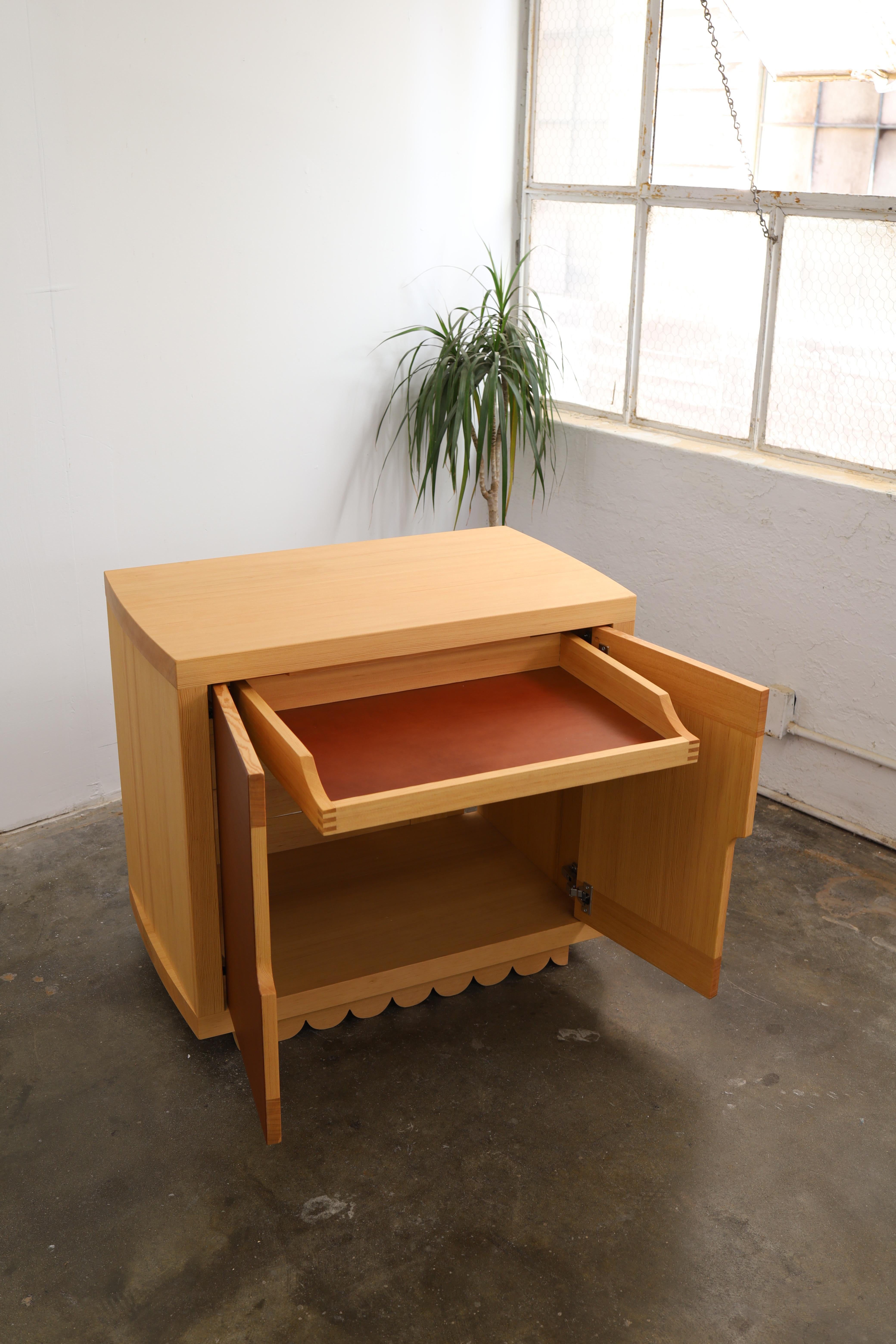 Large radius ends on the top and bottom barely peek over the sides to add some shape and dimension to an otherwise very box-like box. Plinth style base with scallops all around! Subtly curving all these components is the design language carried