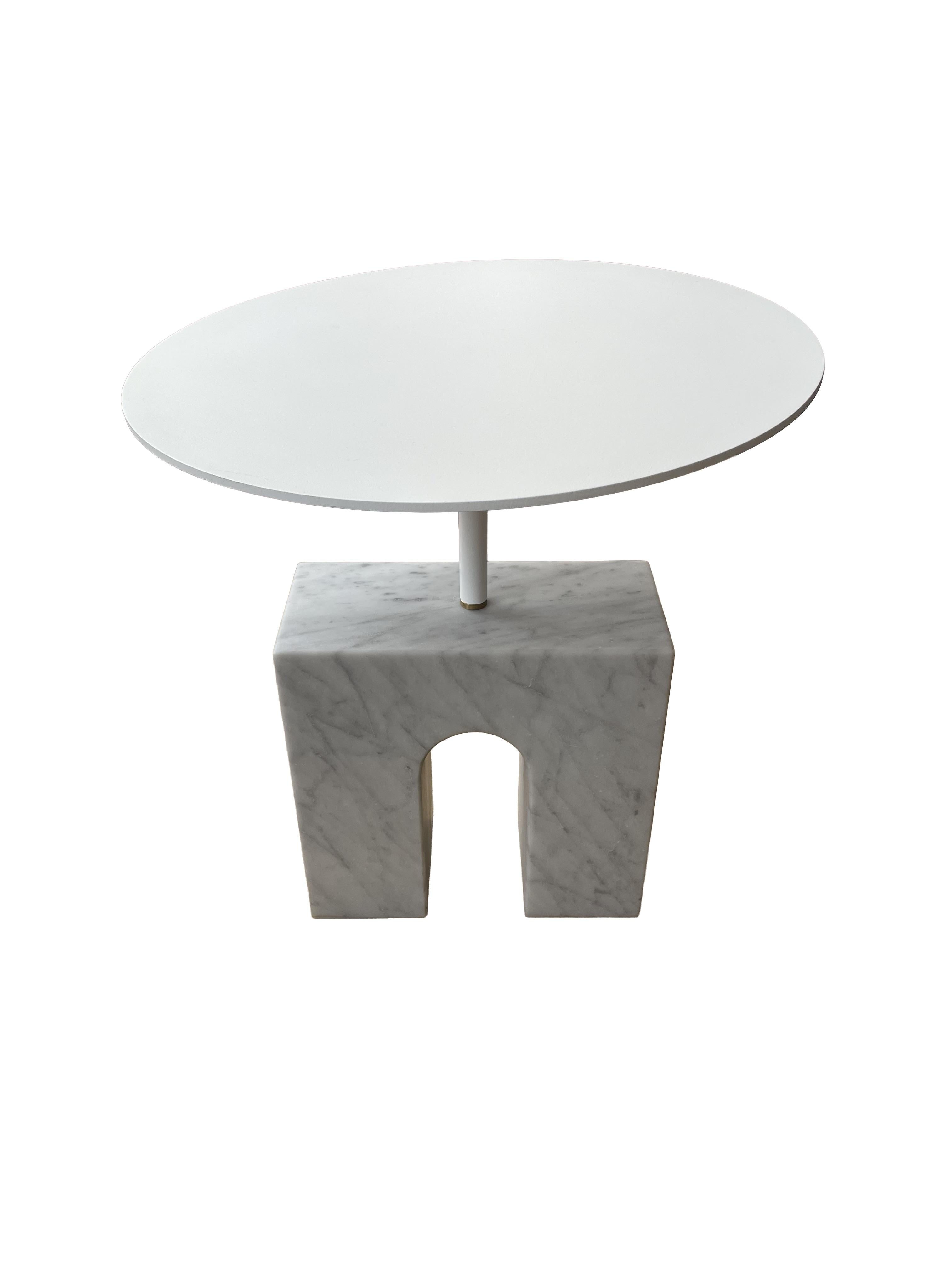 Table d'appoint en marbre de Carrare Arch. Une base en marbre de Carrare, un plateau rond en aluminium laqué blanc, et une petite pièce en laiton entre les deux parties précédentes. Légèrement utilisé, en bon état.