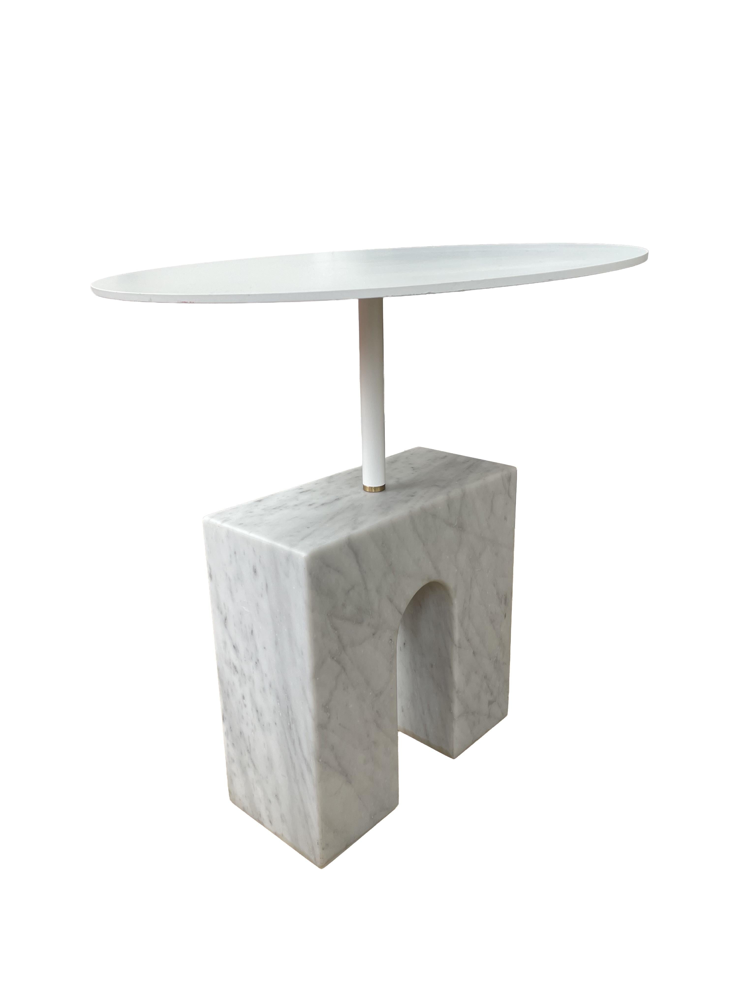 Minimaliste Table d'appoint en marbre de Carrare Arch en vente