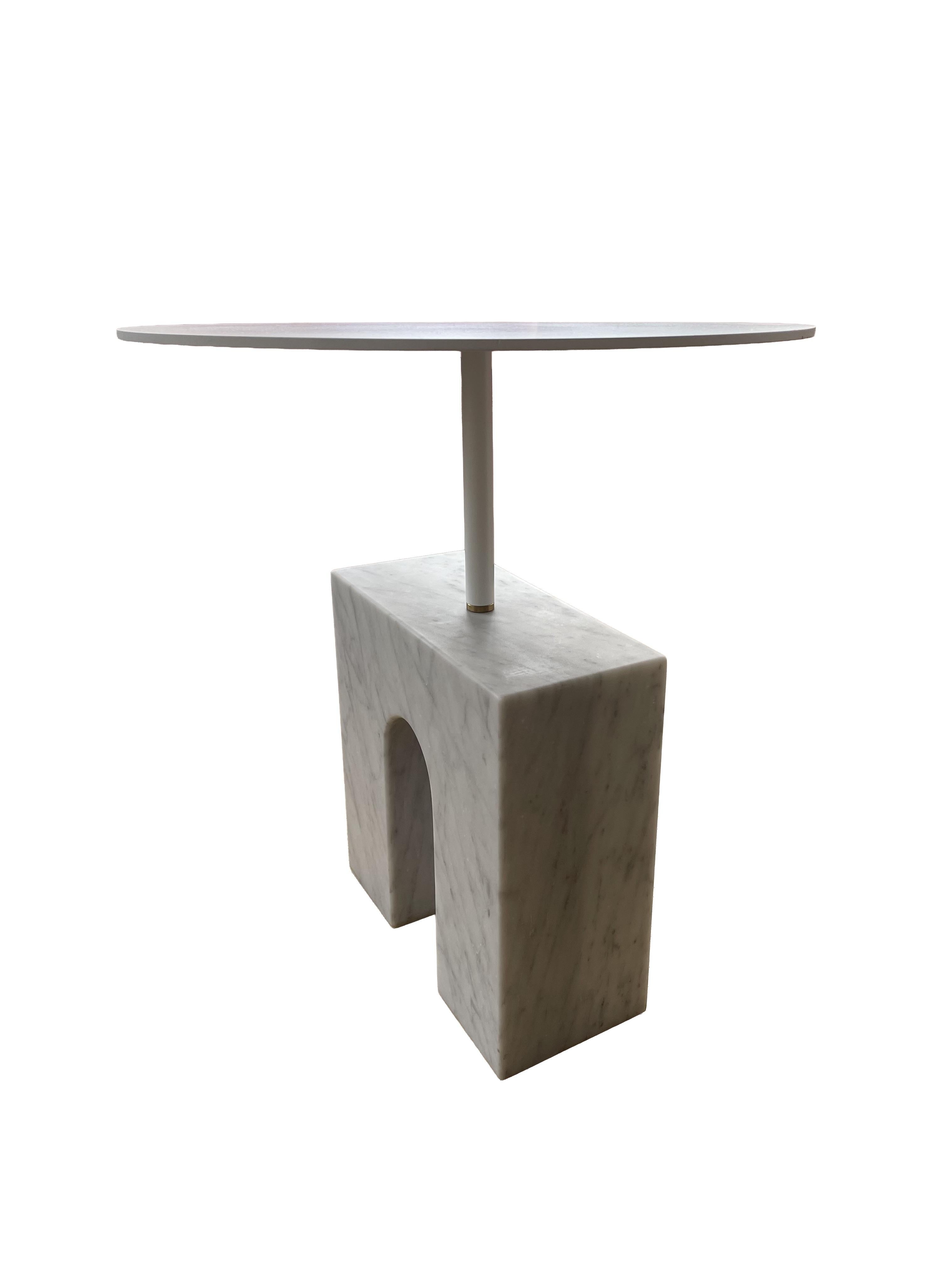 Nord-américain Table d'appoint en marbre de Carrare Arch en vente
