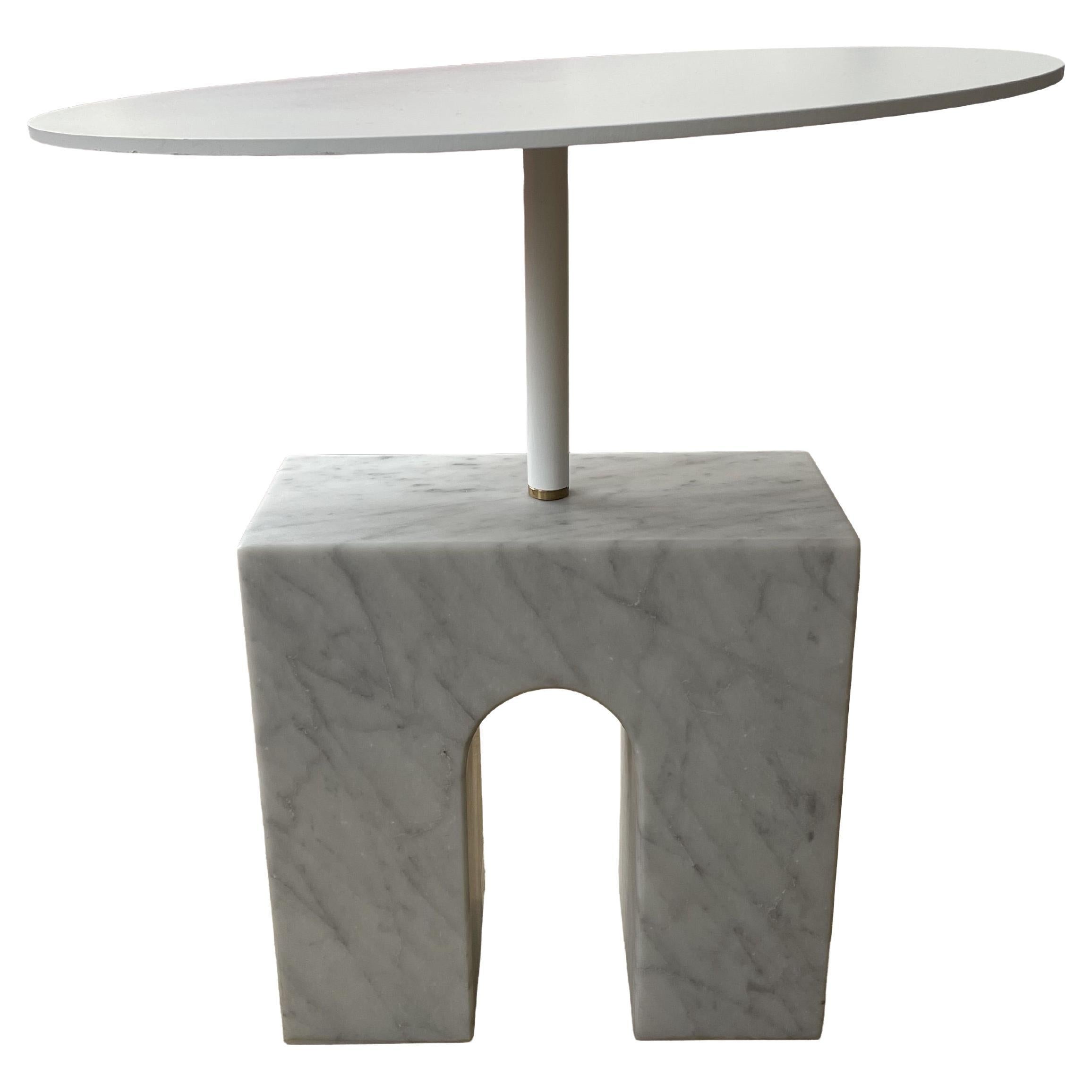 Table d'appoint en marbre de Carrare Arch en vente