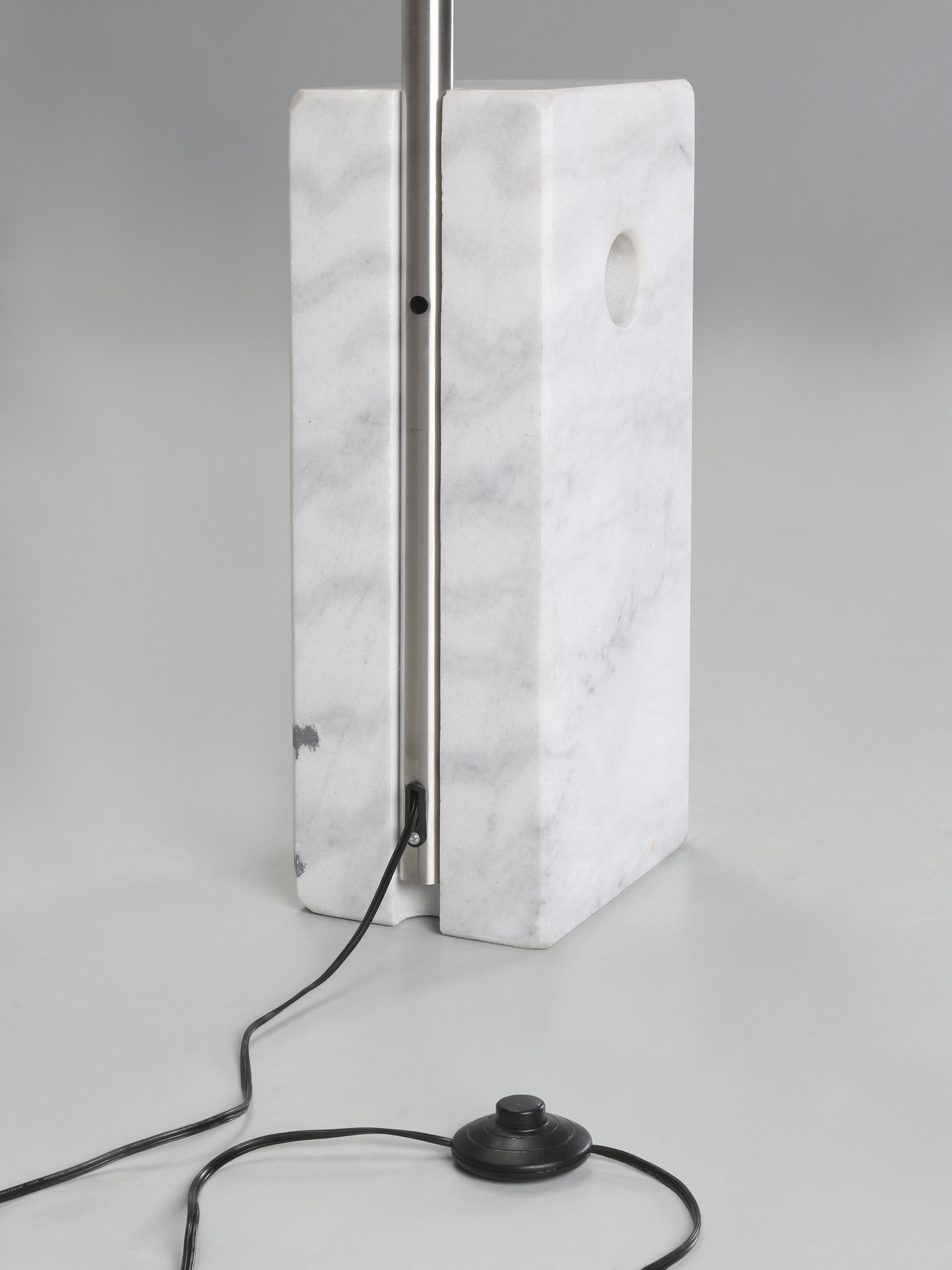 Lámpara de pie Arco al estilo de la lámpara de pie Arco de Castiglioni de acero inoxidable y mármol en venta 6