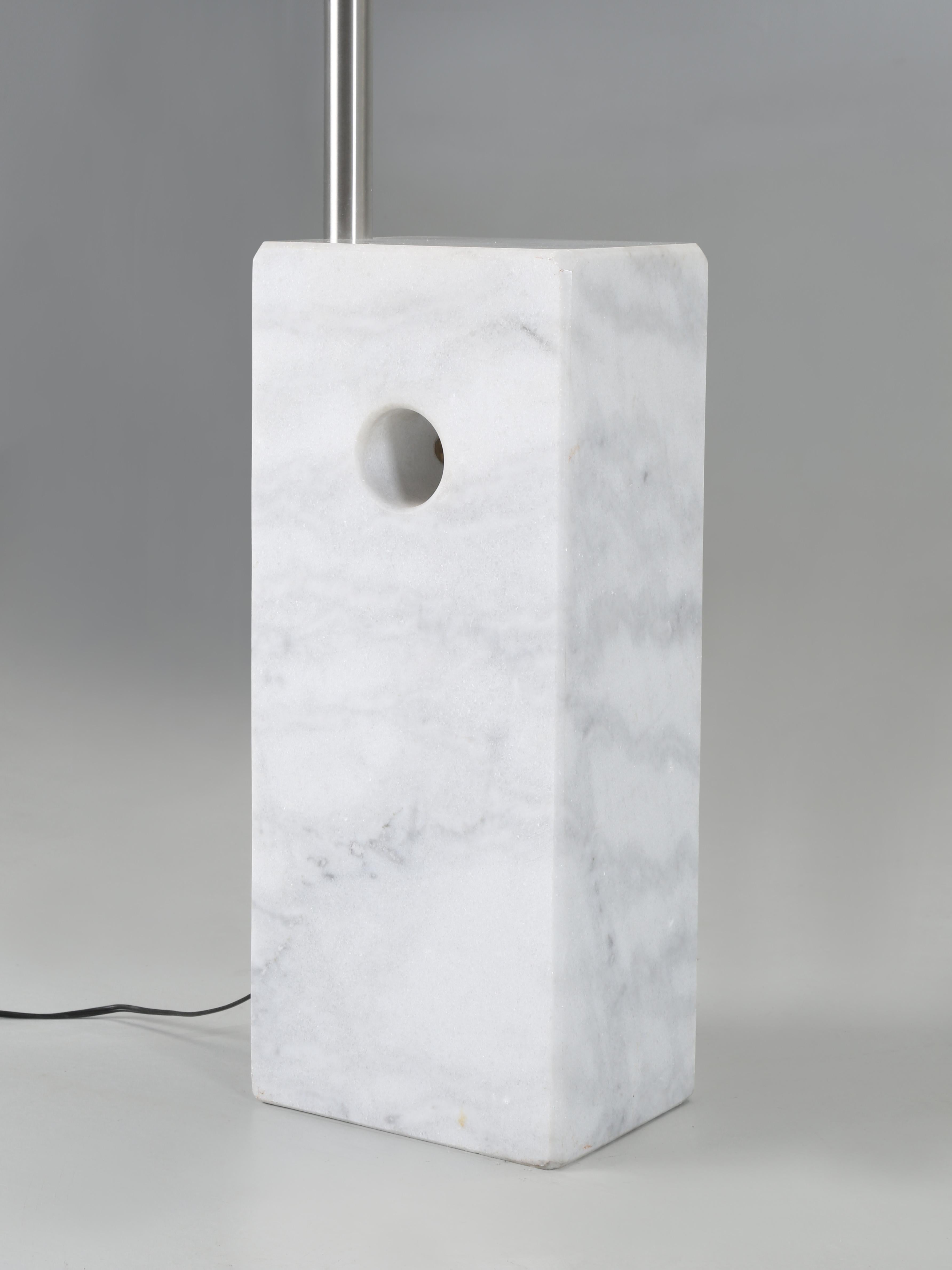 Lámpara de pie Arco al estilo de la lámpara de pie Arco de Castiglioni de acero inoxidable y mármol Moderno de mediados de siglo en venta