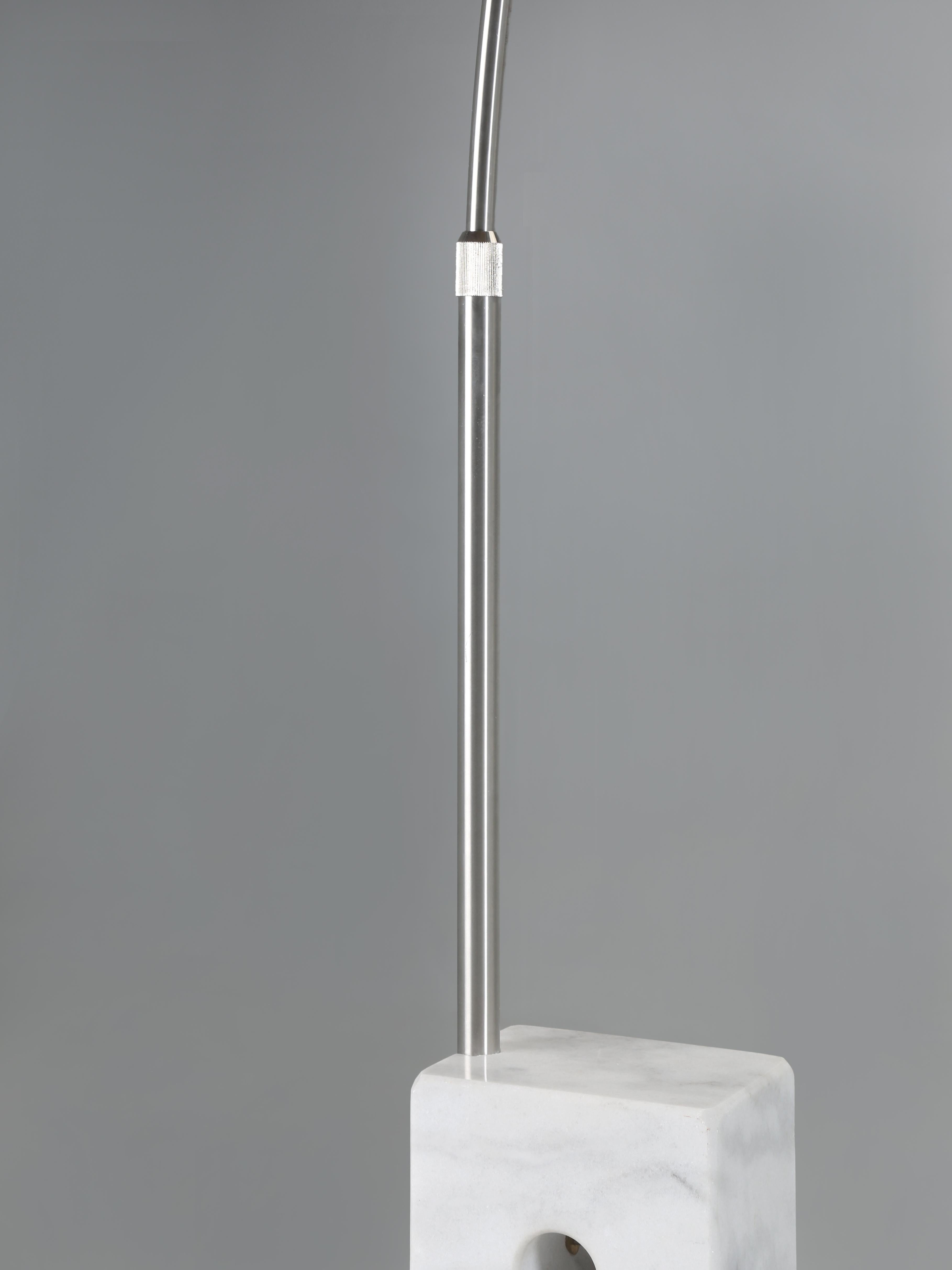 Lámpara de pie Arco al estilo de la lámpara de pie Arco de Castiglioni de acero inoxidable y mármol Hecho a mano en venta