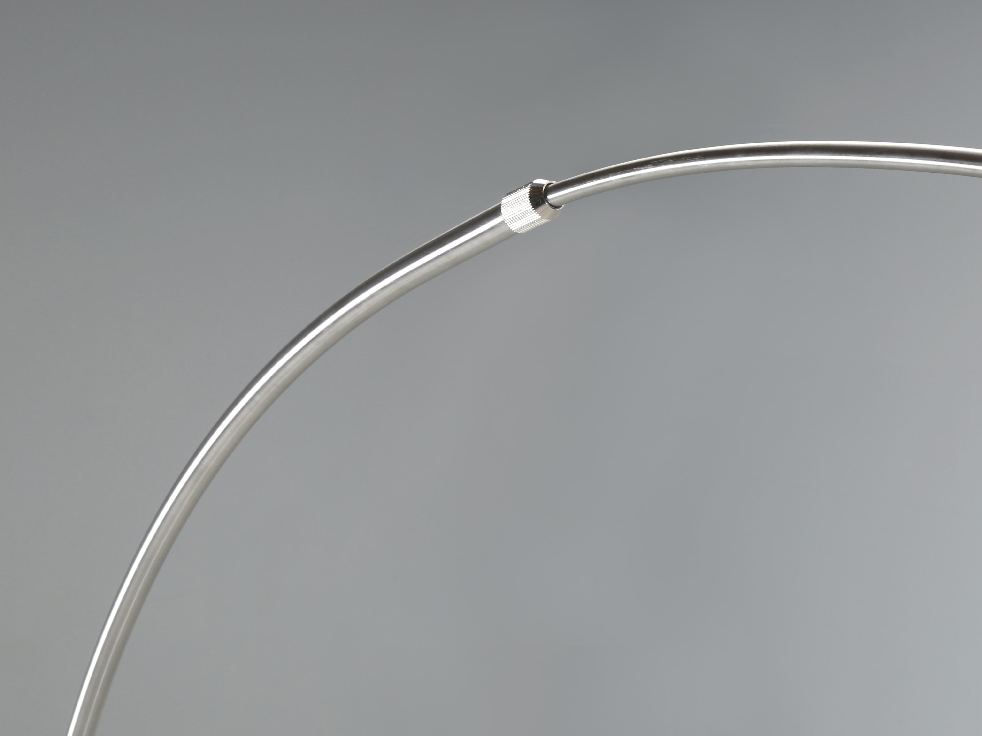 Lámpara de pie Arco al estilo de la lámpara de pie Arco de Castiglioni de acero inoxidable y mármol en Bueno estado para la venta en Chicago, IL