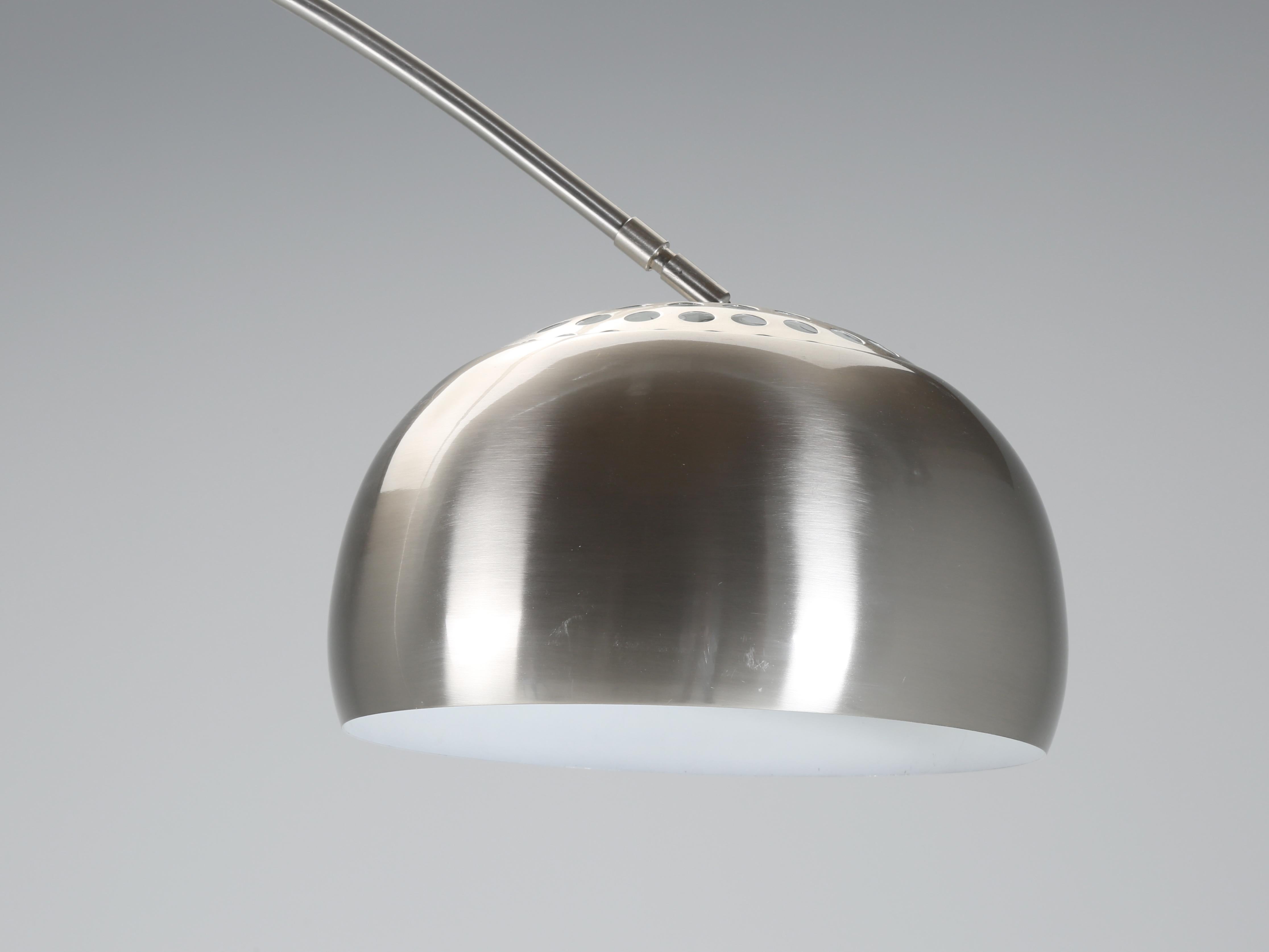 Lámpara de pie Arco al estilo de la lámpara de pie Arco de Castiglioni de acero inoxidable y mármol finales del siglo XX en venta