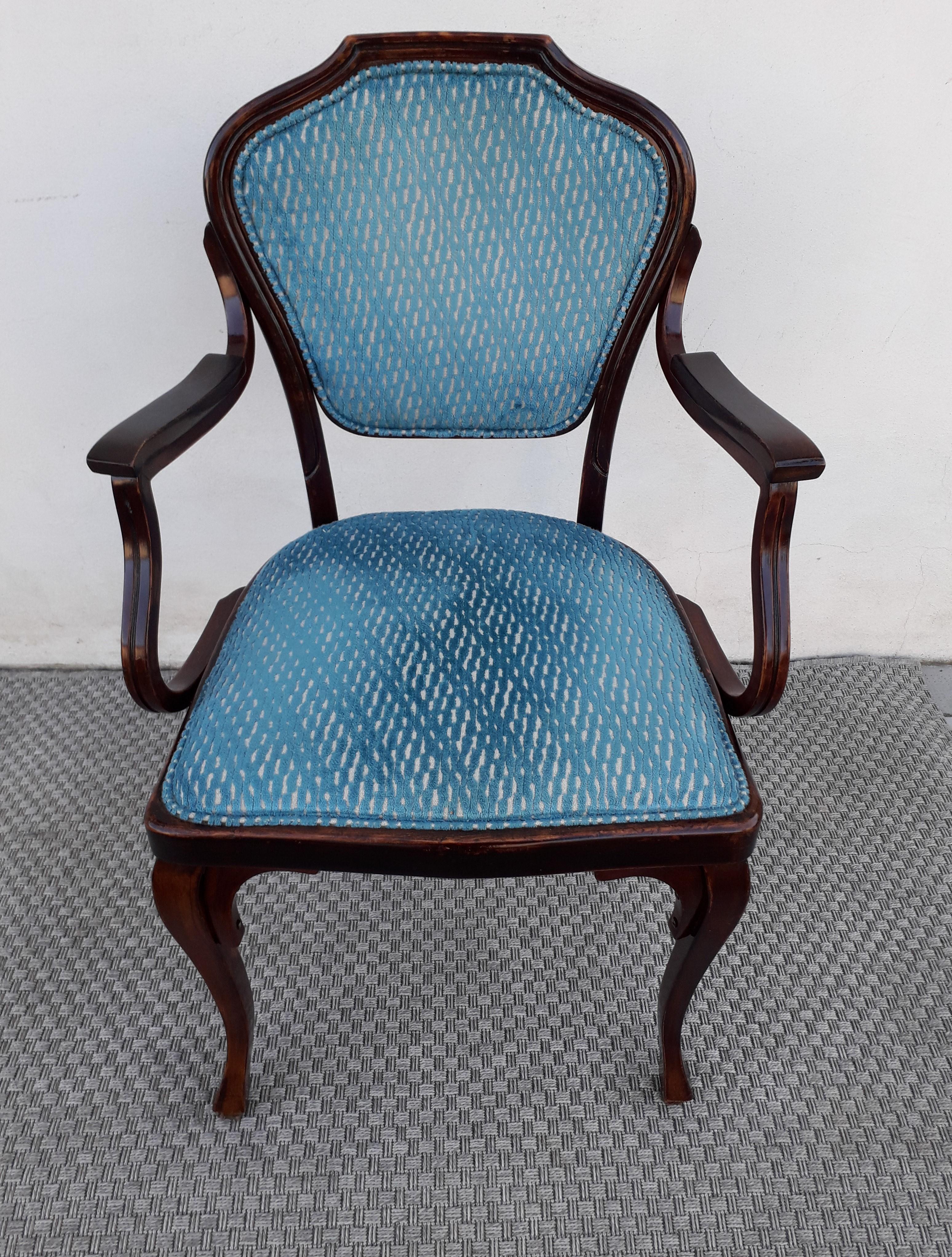 Modell Sessel N° 303, entworfen von dem Wiener Architekten Gustav Siegel und hergestellt von Jacop & Josef Kohn in der ersten Patina.
Samtiger Stoff und Pad in gutem Zustand.
Stabiler und superleichter Sessel, der zudem ein seltenes Modell ist.