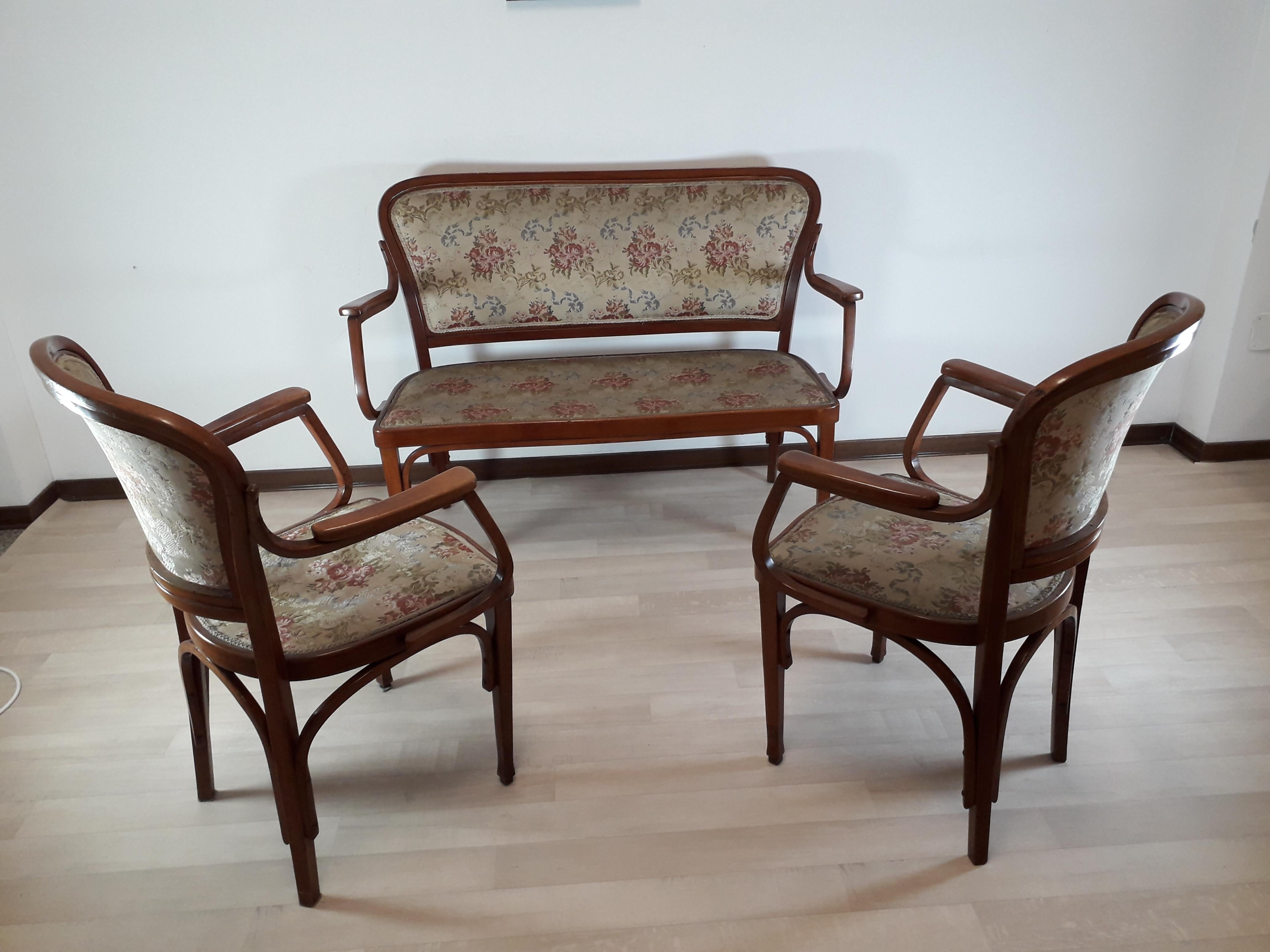 Superb and rare sitting room from the J. & J. Kohn company on a design by the architect Gustav Siegel.
This sitting room was purchased at a well-known auction house in Italy.
Excellent condition of the structure. Advisable to change the