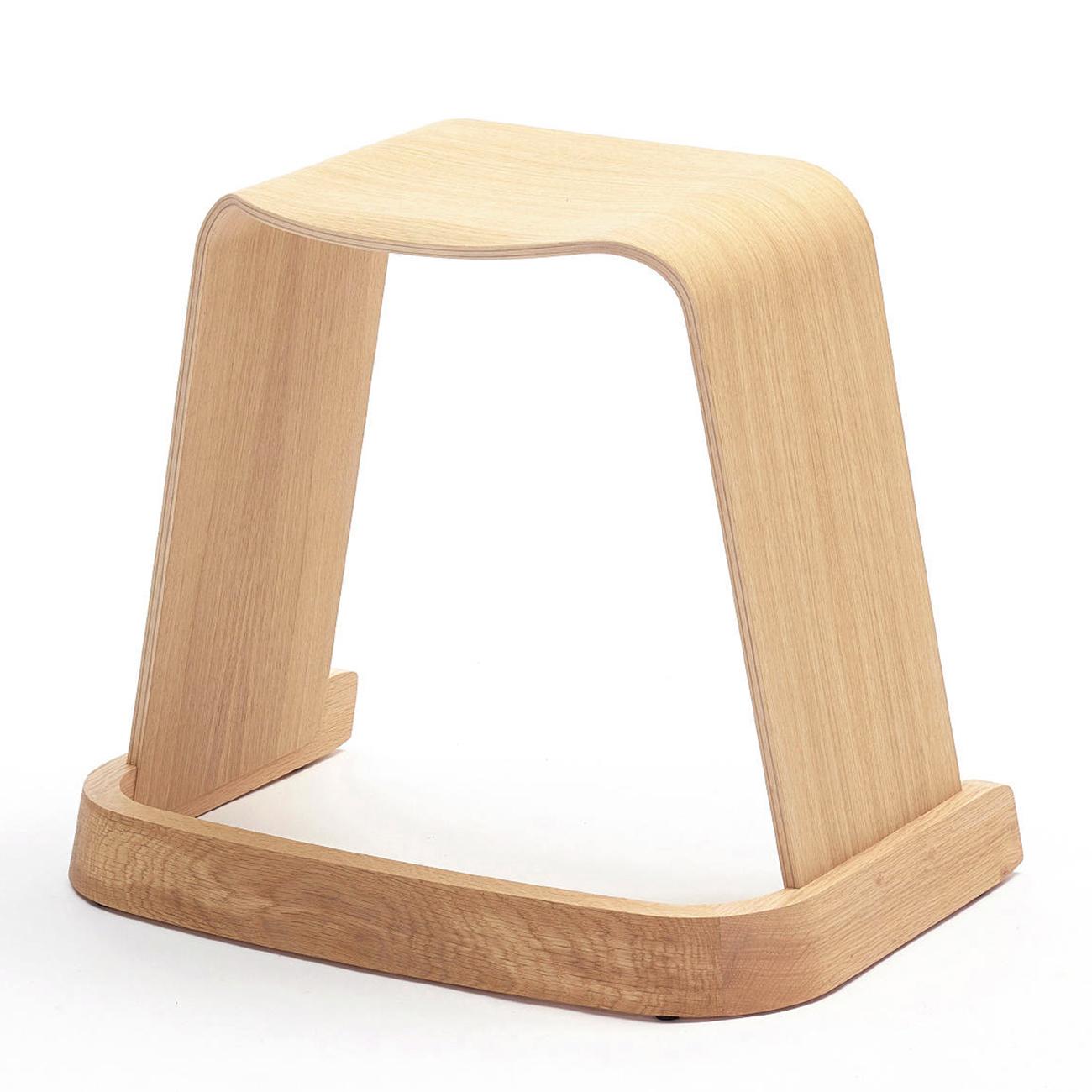 Stool Arch Natural Oak all in solid
hand-crafted oak in natural finish.
Also available in oak in black stained finish, on request.