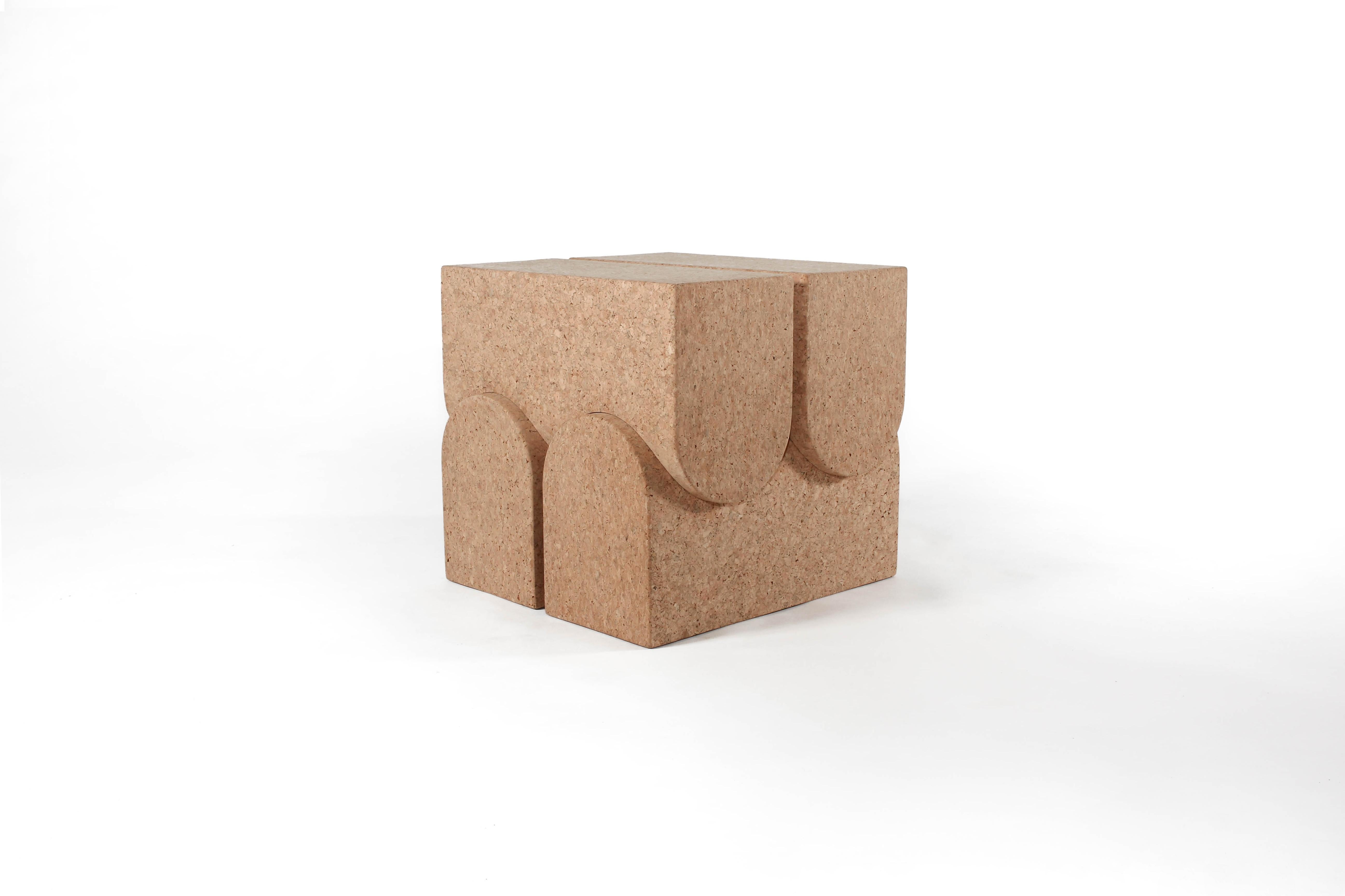 Sgabello da tavolo Arch Solid Cork Contemporary Sculptural Carved Side Table Natural in vendita 4