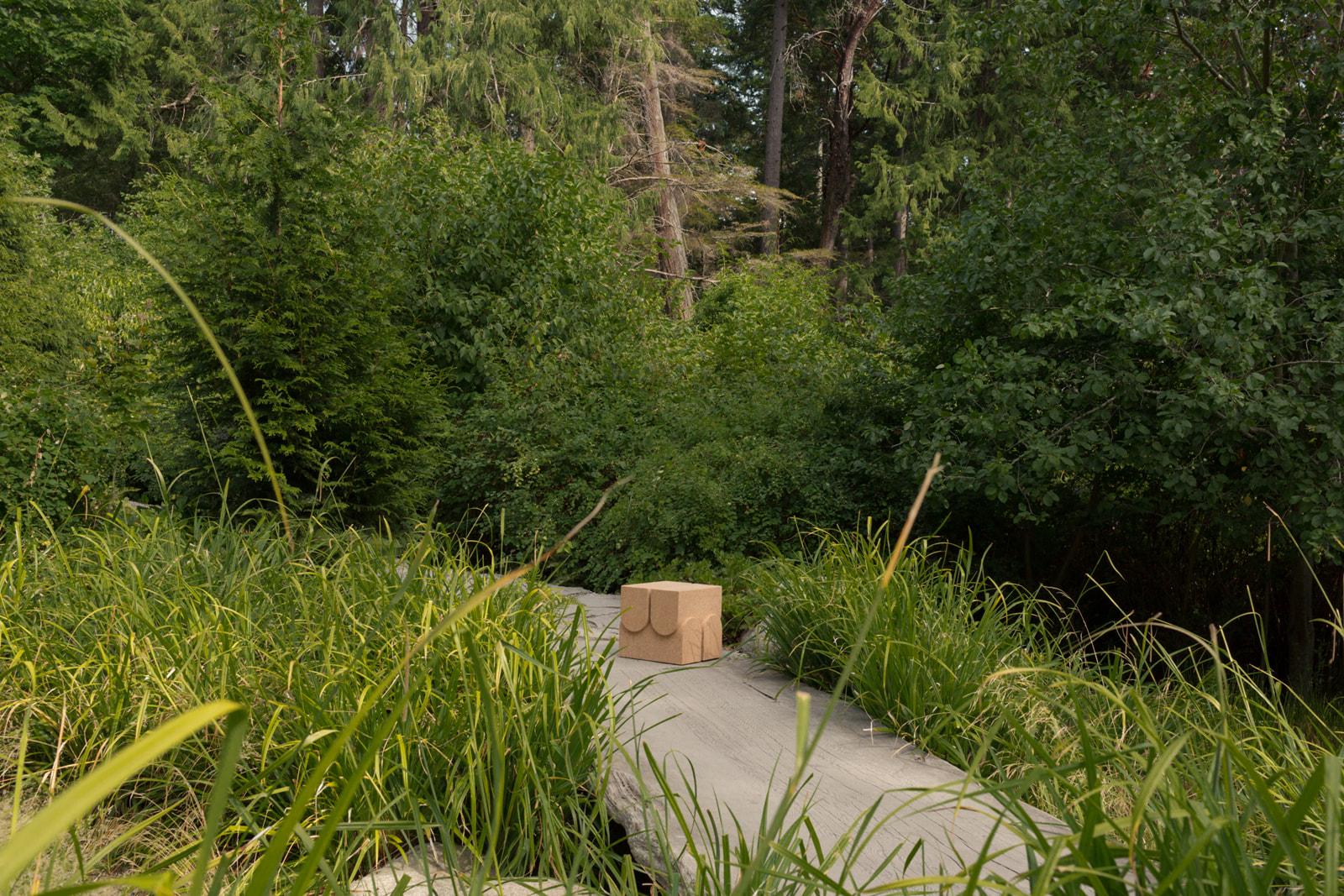 Zeitgenössischer skulpturaler geschnitzter Beistelltisch Hocker aus massivem Korkholz, natürlich im Zustand „Neu“ im Angebot in Bainbridge Island, WA