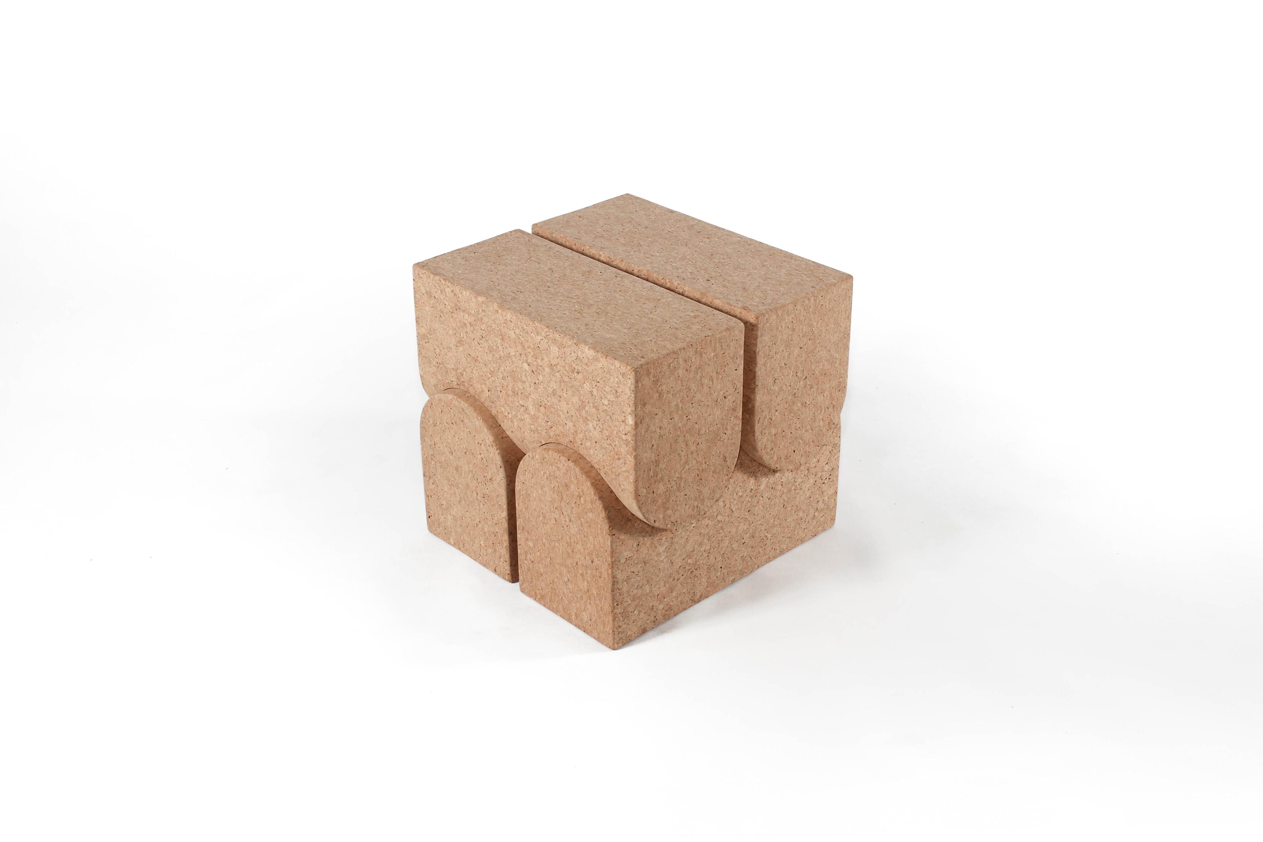 Sughero Sgabello da tavolo Arch Solid Cork Contemporary Sculptural Carved Side Table Natural in vendita