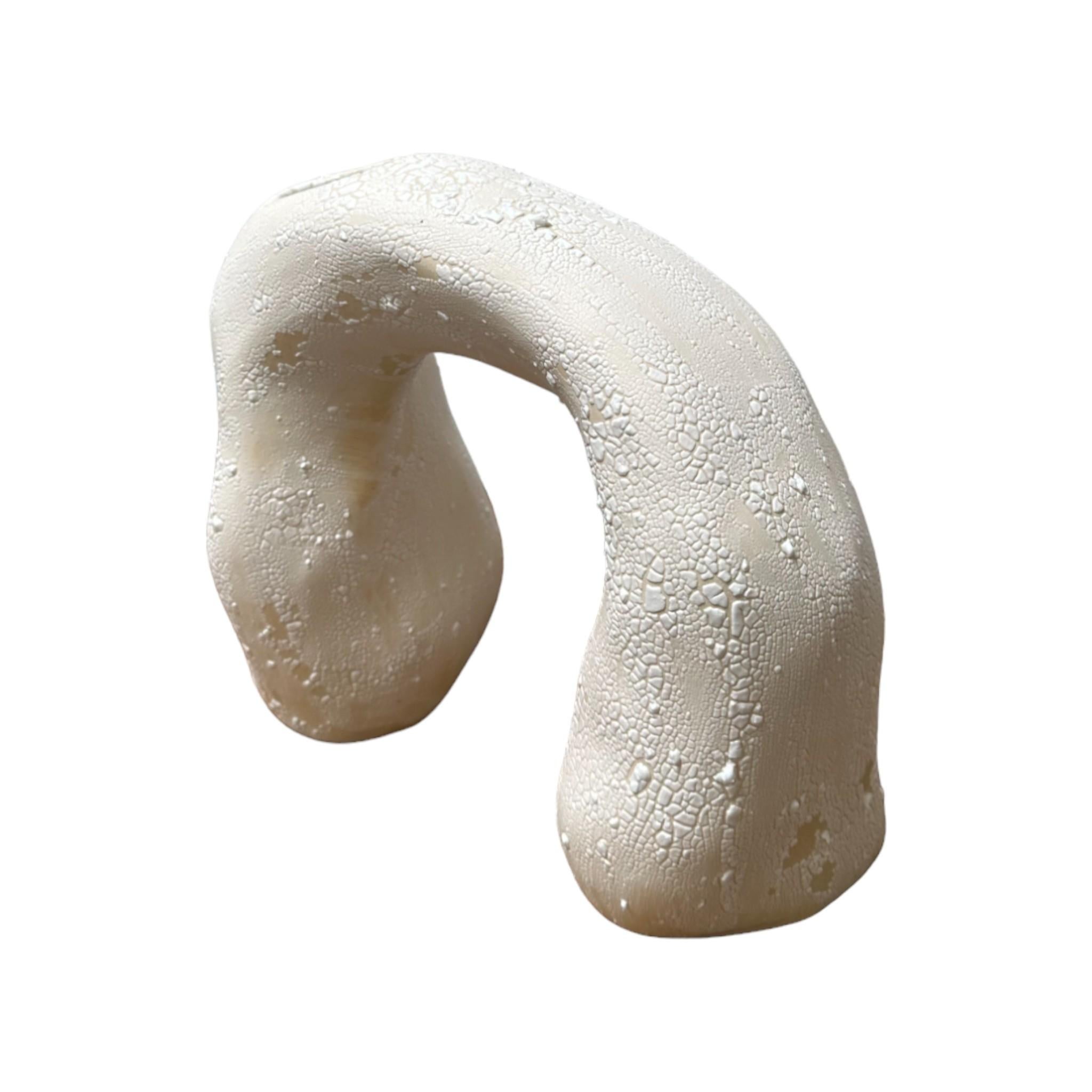 Ce site  Le vase en grès Arch s'inspire des formations rocheuses naturelles des Formations d'Étretat et des motifs complexes sculptés par l'eau dans le sol. Cet élégant récipient associe des rainures organiques, semblables à celles de l'eau, à un