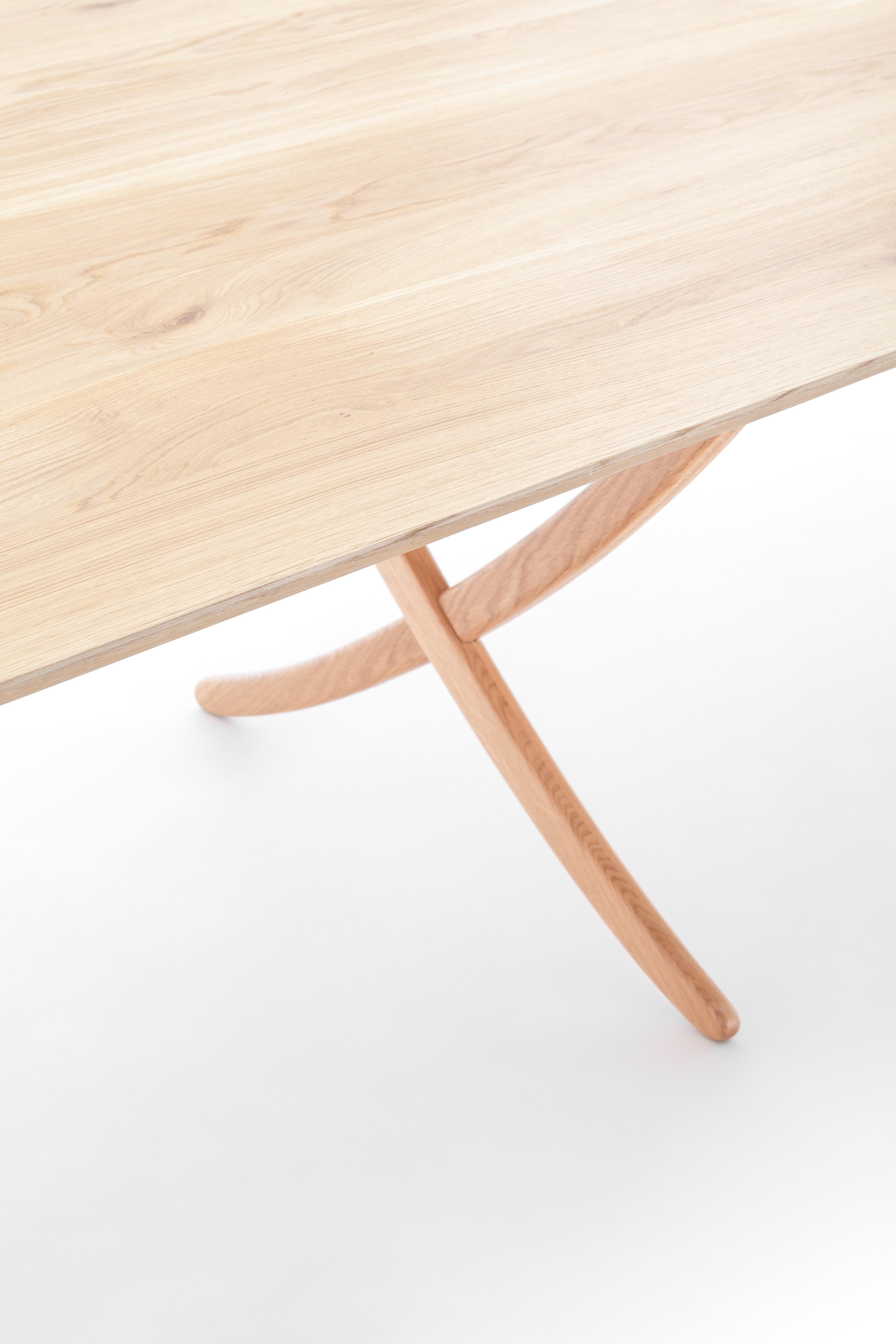 The Arch table comes from the desire to attain a lightness of shapes, expressed through fine and essential design lines.
Inspired by Scandinavian design, it is reinterpreted in an Italian artisan aesthetic,
The durmast is brushed to make the wood