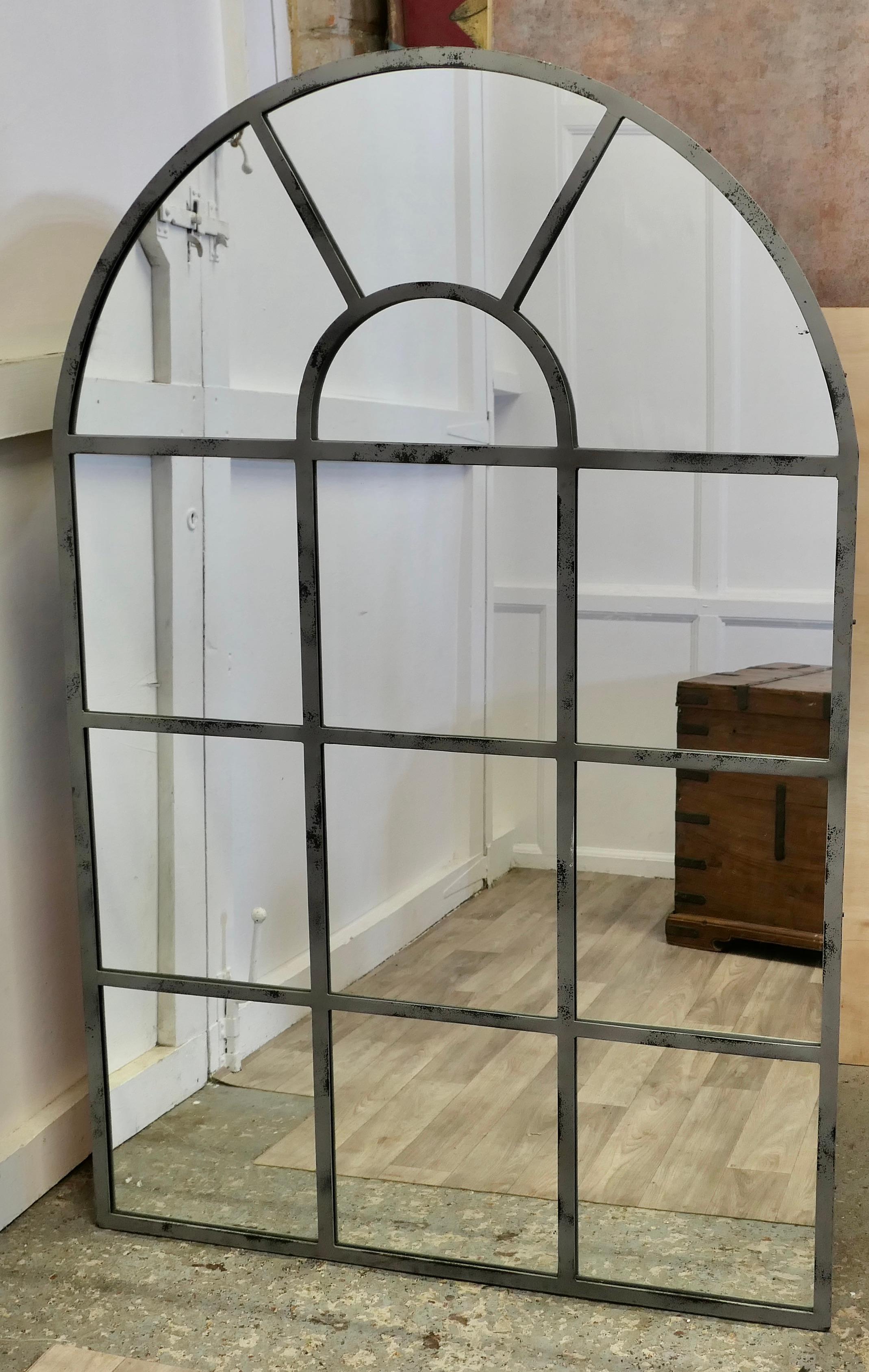 Französischer Fensterspiegel mit gewölbter Bogenplatte, großer Industriestil

Dies ist eine große und sehr attraktive Stand-alone, die Eisen-Fenster-Rahmen-Spiegel ist in viele Schmerzen geteilt und es hat einen gewölbten oben 
Ein wirklich