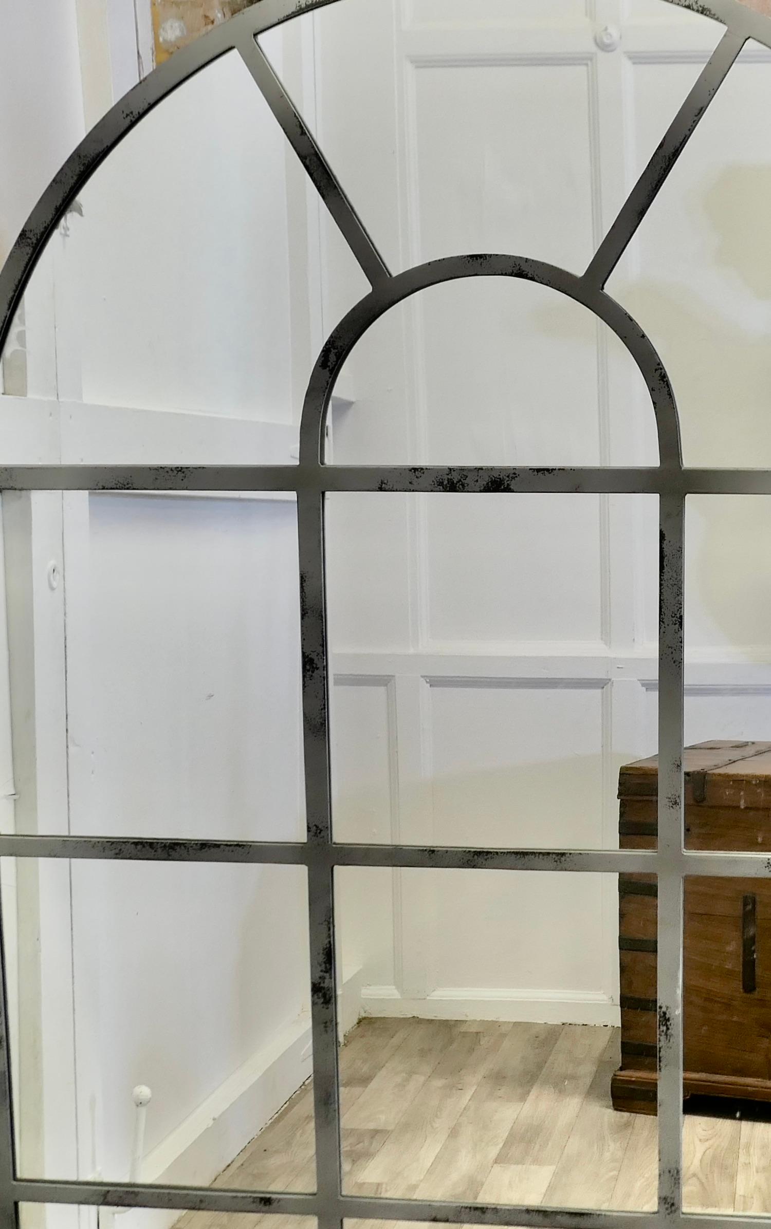 Französischer Fensterspiegel mit gewölbter Bogenplatte, großer Industriestil (Industriell) im Angebot