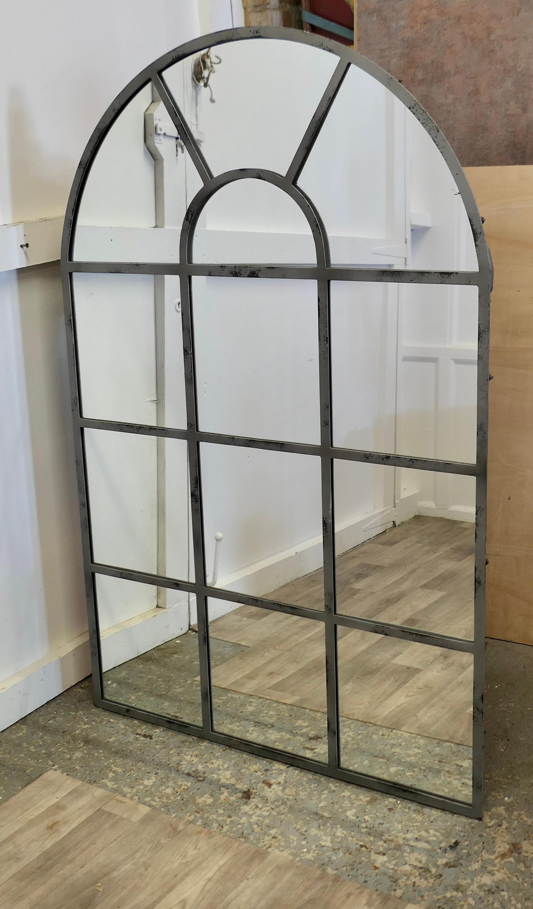 Französischer Fensterspiegel mit gewölbter Bogenplatte, großer Industriestil im Zustand „Gut“ im Angebot in Godshill, Isle of Wight