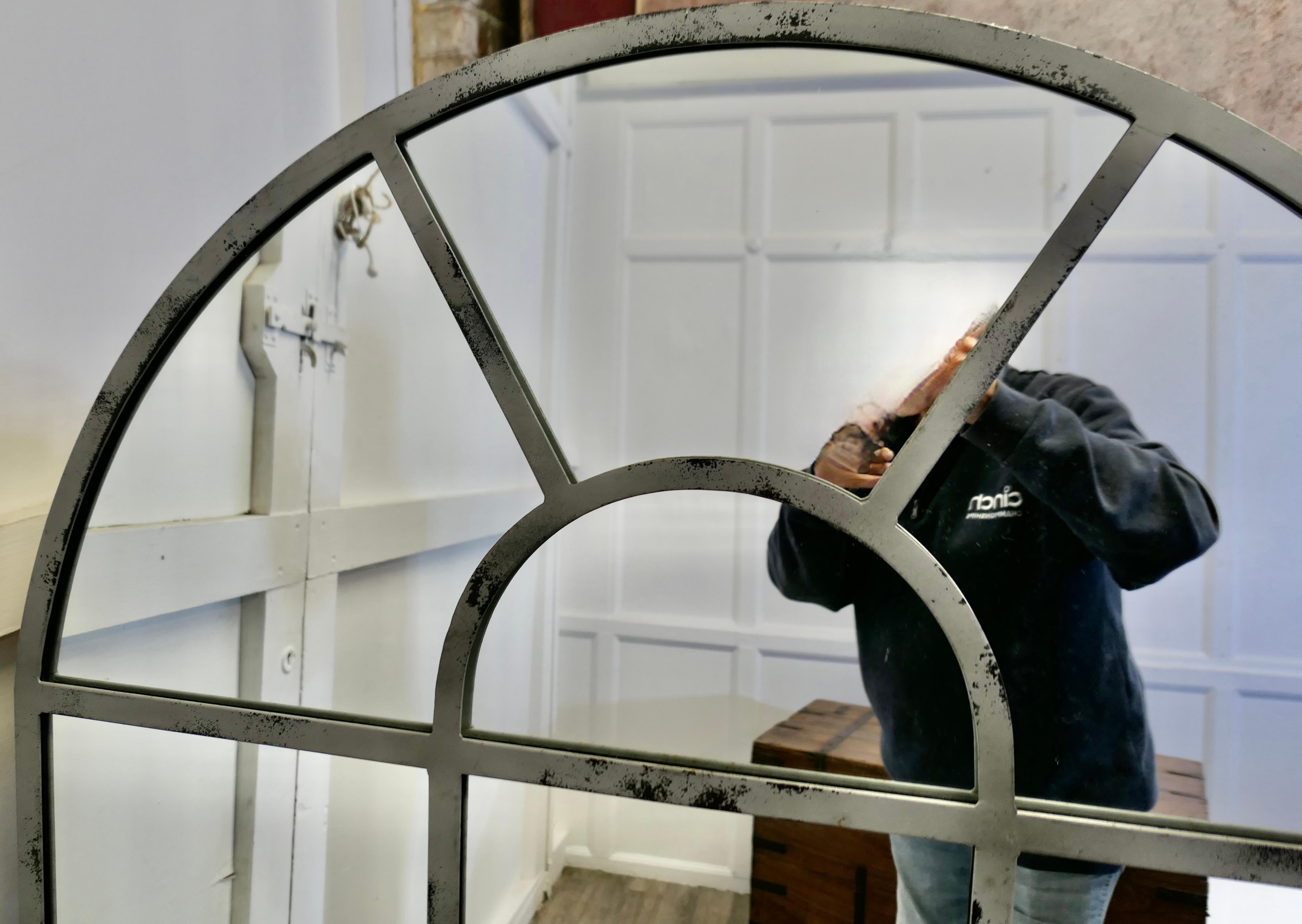 Französischer Fensterspiegel mit gewölbter Bogenplatte, großer Industriestil (Stahl) im Angebot