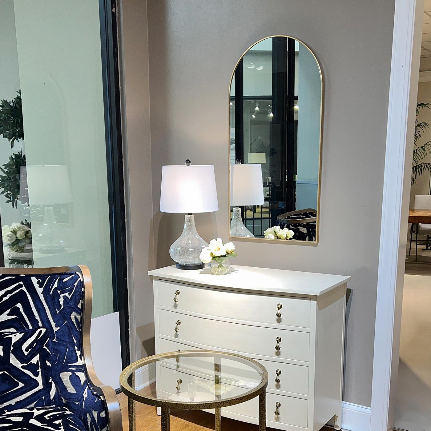 Miroir doré en arc de cercle Neuf - En vente à Westwood, NJ
