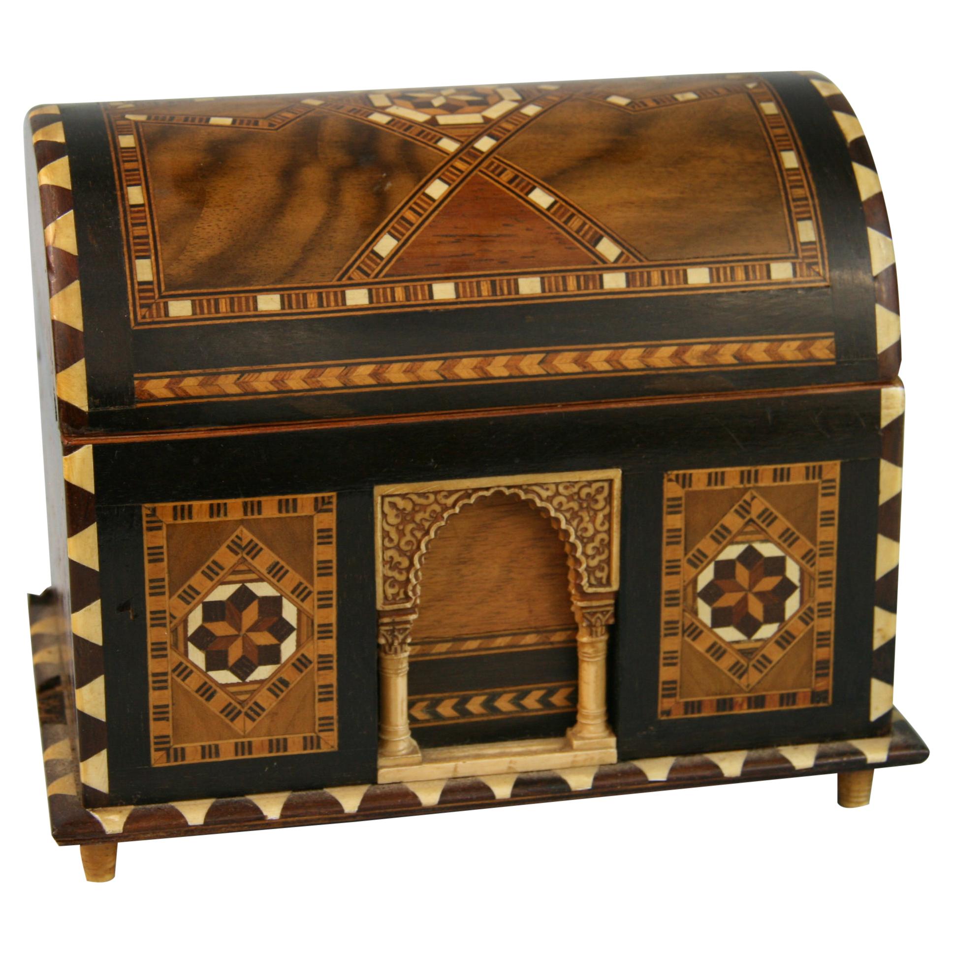 Schachtel mit Bogenplatte und Intarsien aus Holz